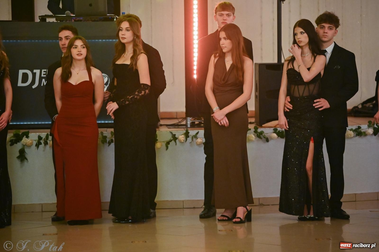 Zdjęcie w galerii na portalu naszraciborz.pl: Razem młodzi przyjaciele! Studniówka II LO z Raciborza [FOTO i WIDEO] wiadomości z regionu