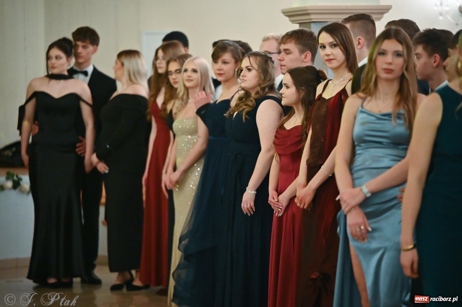 Zdjęcie w galerii na portalu naszraciborz.pl: Razem młodzi przyjaciele! Studniówka II LO z Raciborza [FOTO i WIDEO] wiadomości z regionu