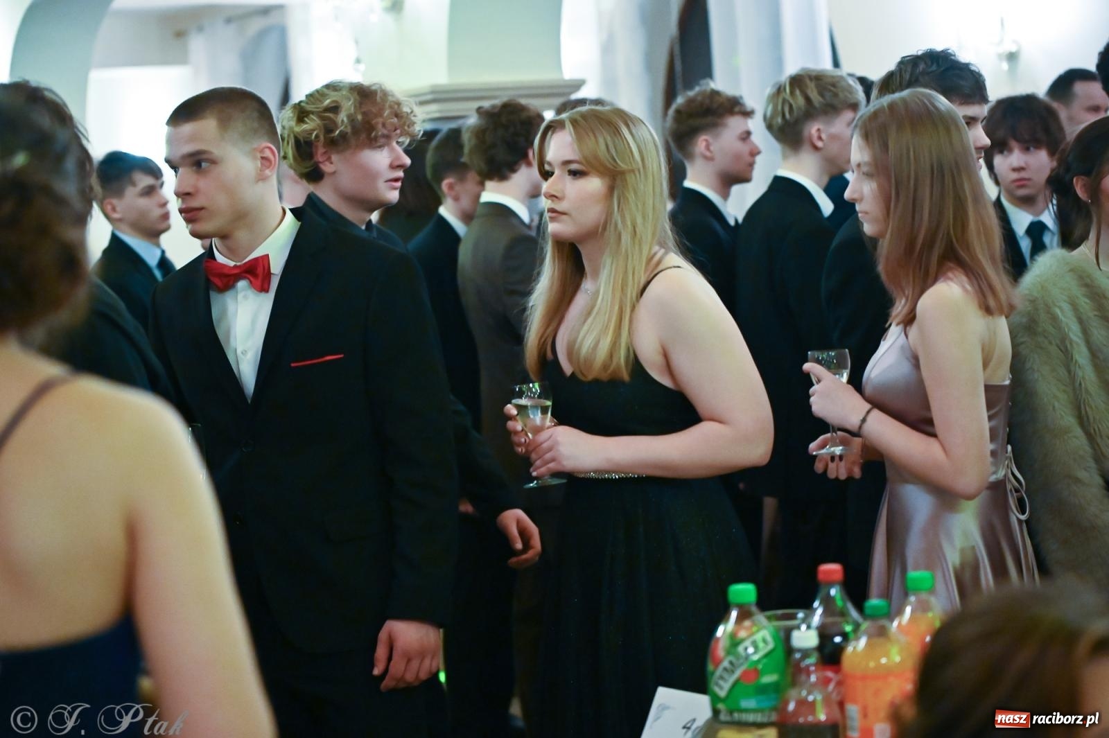 Zdjęcie w galerii na portalu naszraciborz.pl: Razem młodzi przyjaciele! Studniówka II LO z Raciborza [FOTO i WIDEO] wiadomości z regionu