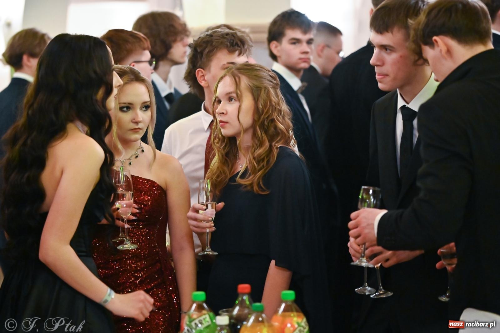 Zdjęcie w galerii na portalu naszraciborz.pl: Razem młodzi przyjaciele! Studniówka II LO z Raciborza [FOTO i WIDEO] wiadomości z regionu