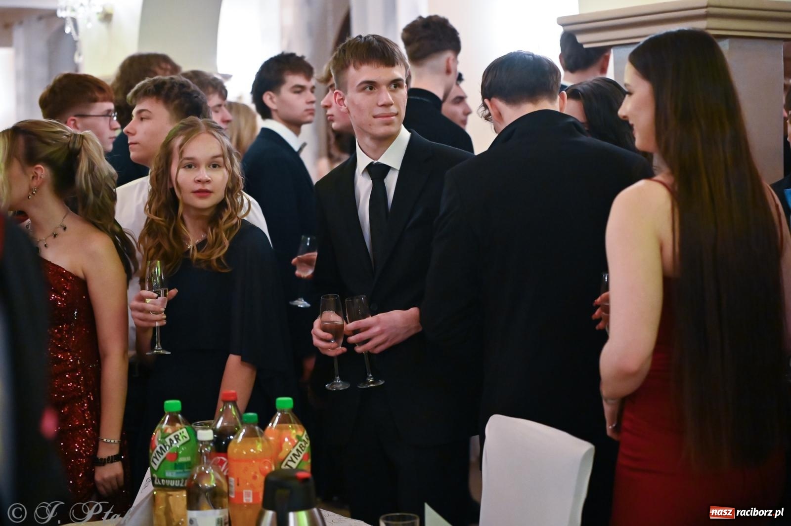 Zdjęcie w galerii na portalu naszraciborz.pl: Razem młodzi przyjaciele! Studniówka II LO z Raciborza [FOTO i WIDEO] wiadomości z regionu