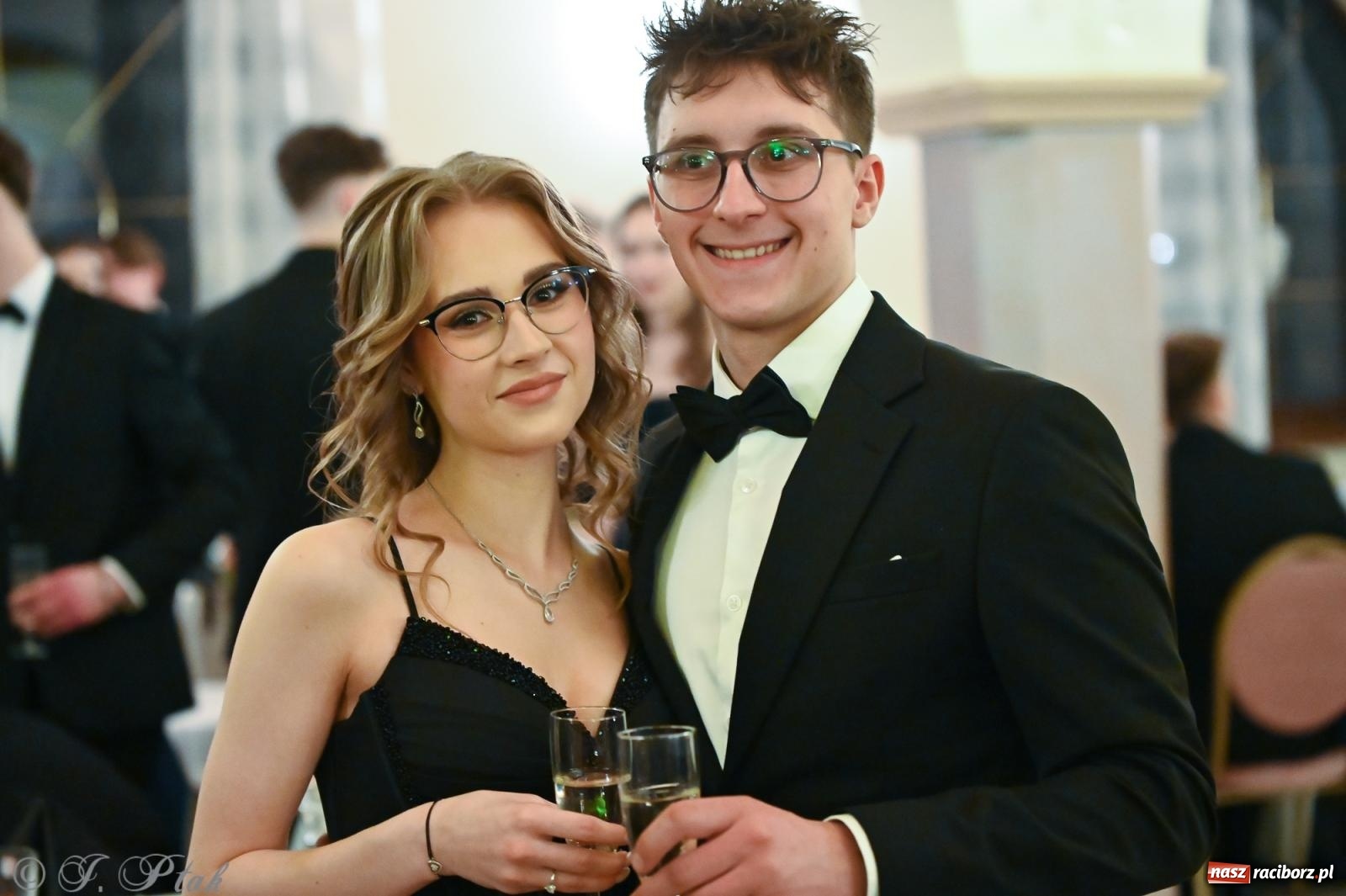 Zdjęcie w galerii na portalu naszraciborz.pl: Razem młodzi przyjaciele! Studniówka II LO z Raciborza [FOTO i WIDEO] wiadomości z regionu