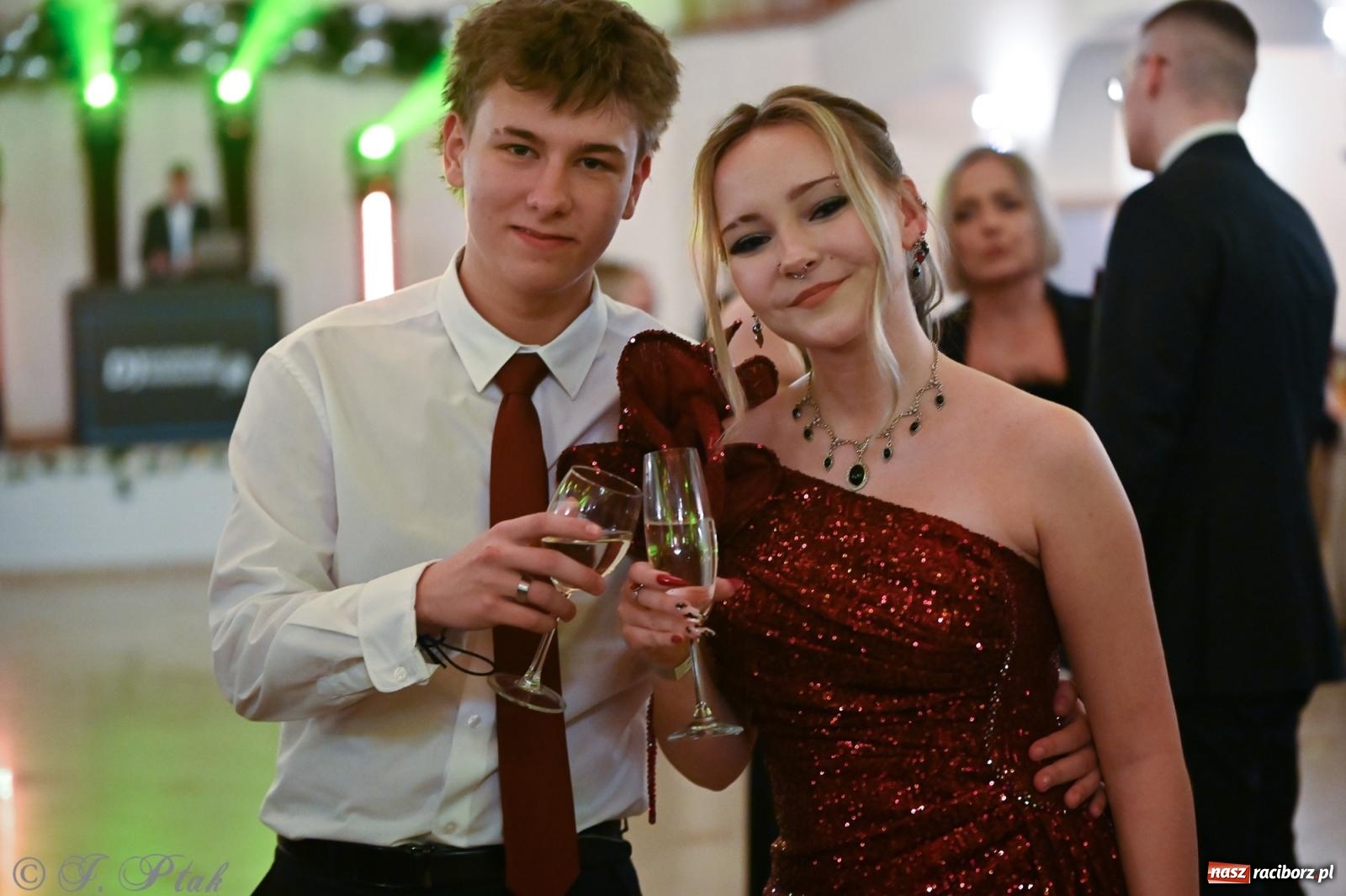 Zdjęcie w galerii na portalu naszraciborz.pl: Razem młodzi przyjaciele! Studniówka II LO z Raciborza [FOTO i WIDEO] wiadomości z regionu