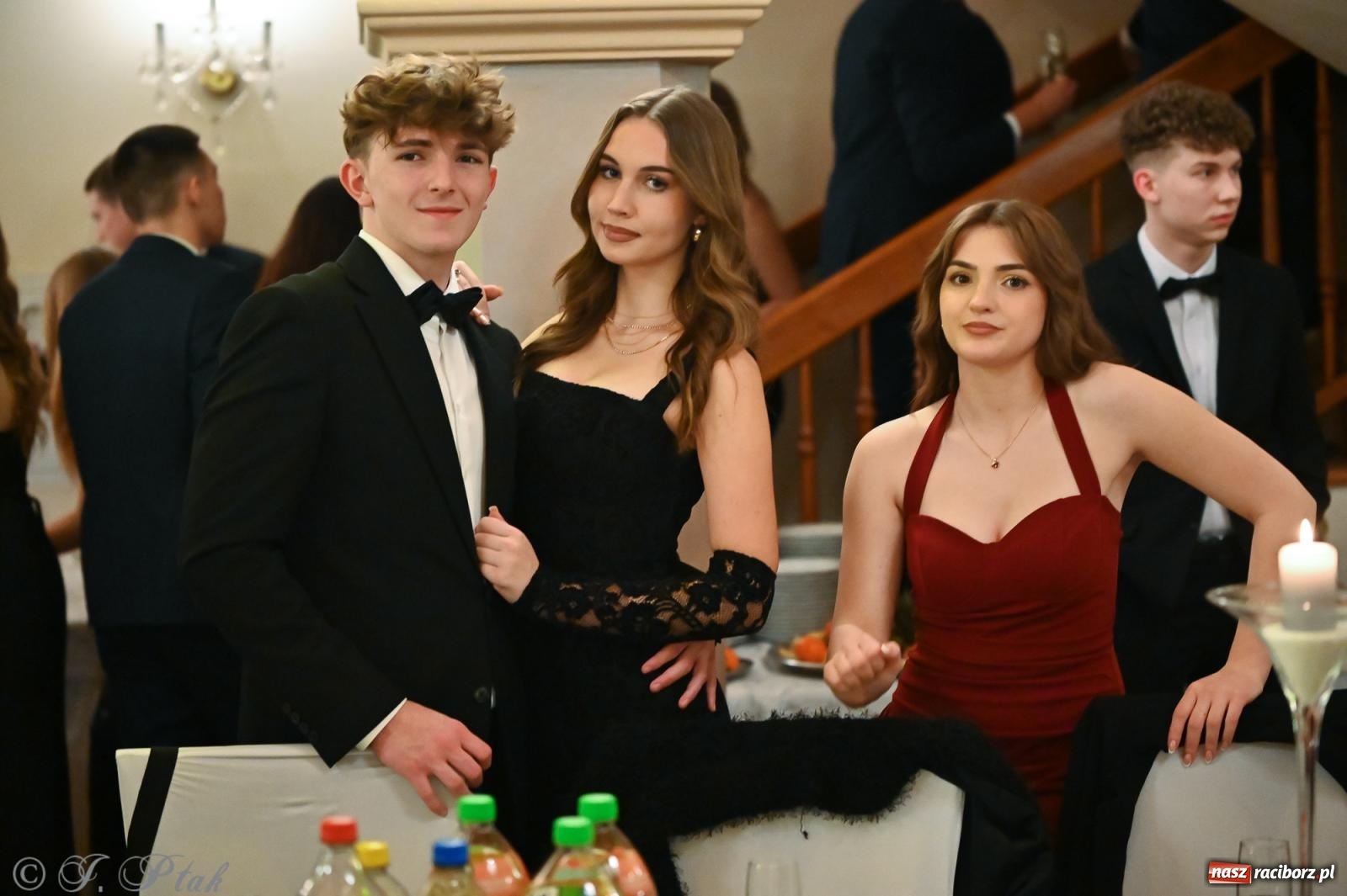 Zdjęcie w galerii na portalu naszraciborz.pl: Razem młodzi przyjaciele! Studniówka II LO z Raciborza [FOTO i WIDEO] wiadomości z regionu