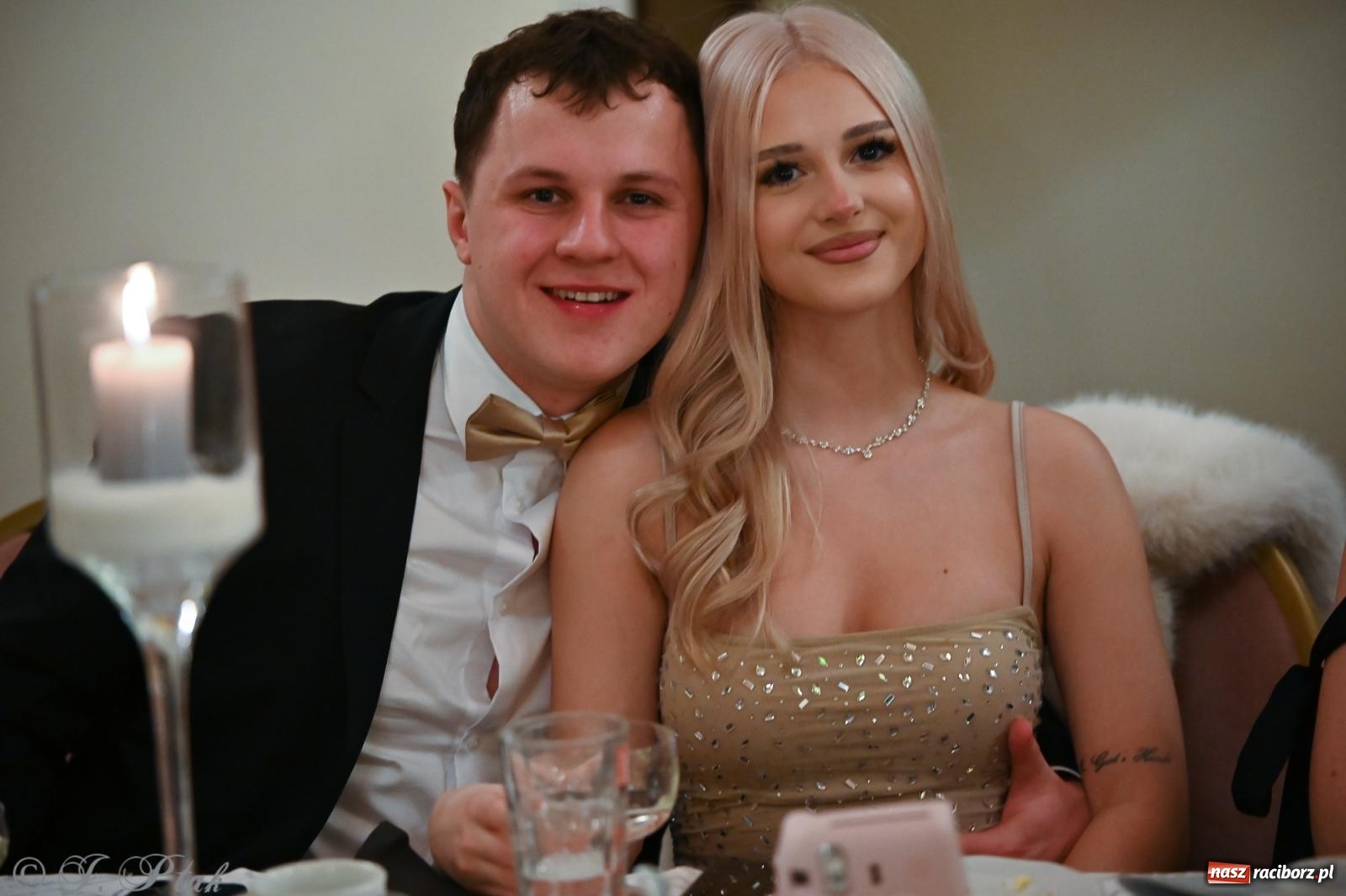 Zdjęcie w galerii na portalu naszraciborz.pl: Razem młodzi przyjaciele! Studniówka II LO z Raciborza [FOTO i WIDEO] wiadomości z regionu