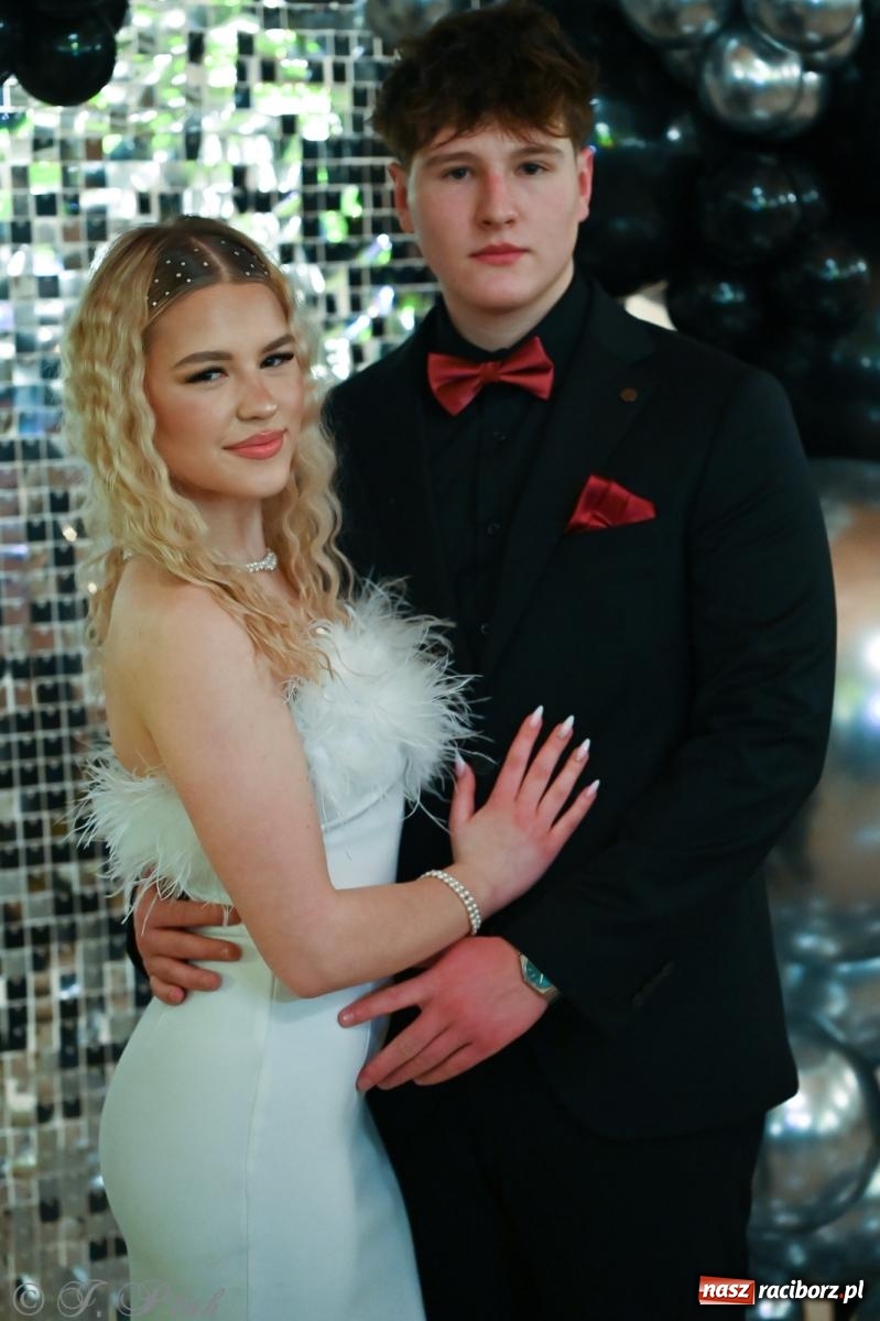 Zdjęcie w galerii na portalu naszraciborz.pl: Razem młodzi przyjaciele! Studniówka II LO z Raciborza [FOTO i WIDEO] wiadomości z regionu