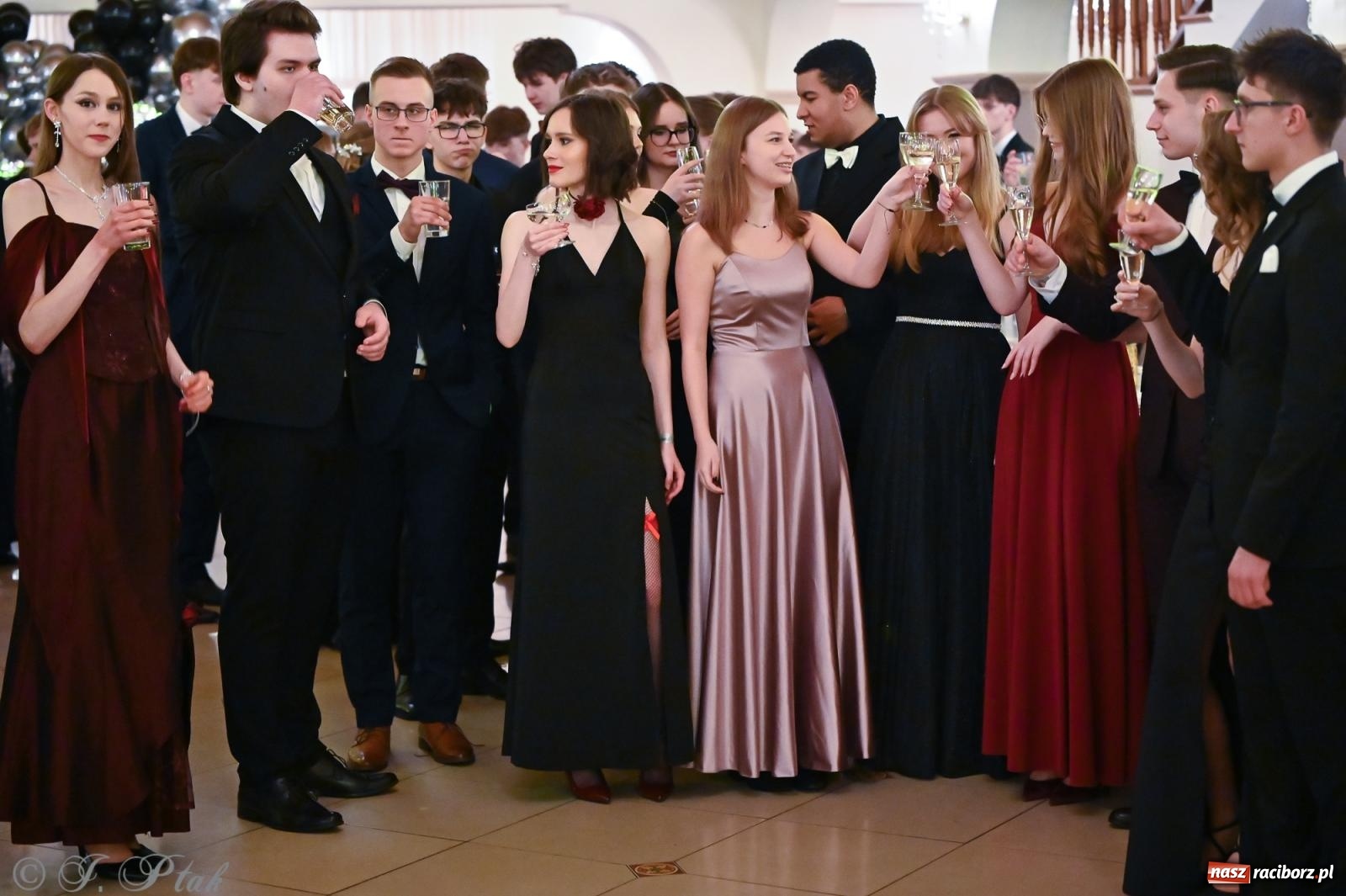 Zdjęcie w galerii na portalu naszraciborz.pl: Razem młodzi przyjaciele! Studniówka II LO z Raciborza [FOTO i WIDEO] wiadomości z regionu