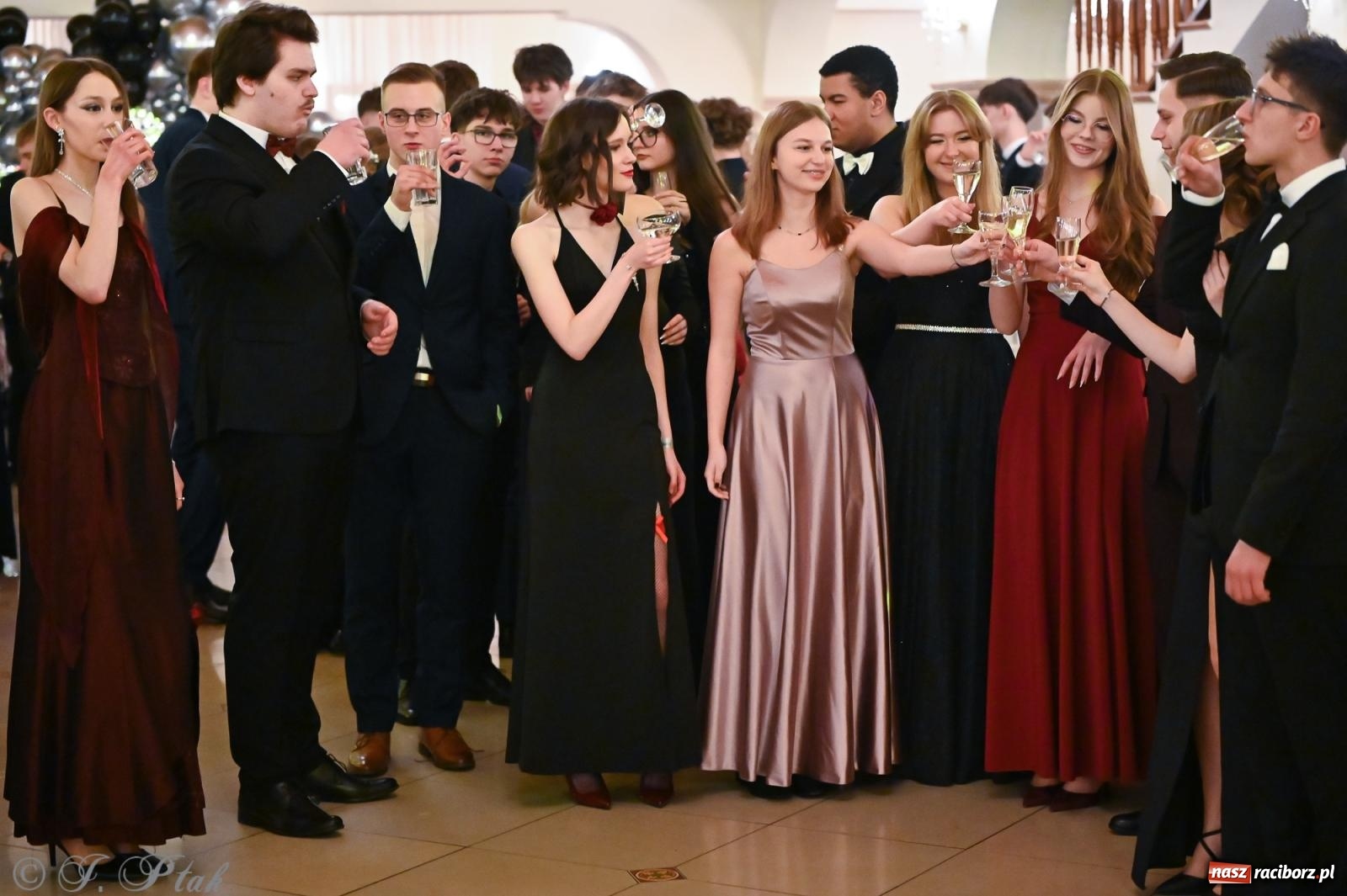 Zdjęcie w galerii na portalu naszraciborz.pl: Razem młodzi przyjaciele! Studniówka II LO z Raciborza [FOTO i WIDEO] wiadomości z regionu