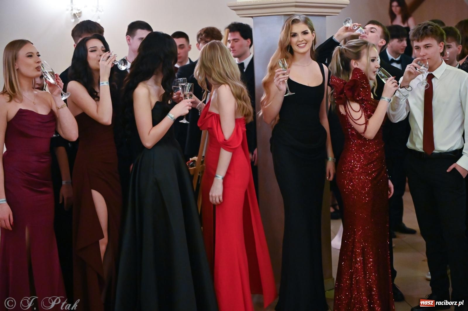 Zdjęcie w galerii na portalu naszraciborz.pl: Razem młodzi przyjaciele! Studniówka II LO z Raciborza [FOTO i WIDEO] wiadomości z regionu