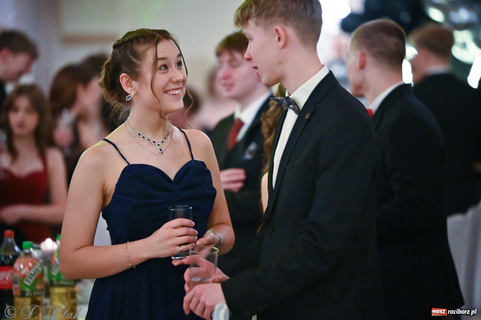 Zdjęcie w galerii na portalu naszraciborz.pl: Razem młodzi przyjaciele! Studniówka II LO z Raciborza [FOTO i WIDEO] wiadomości z regionu