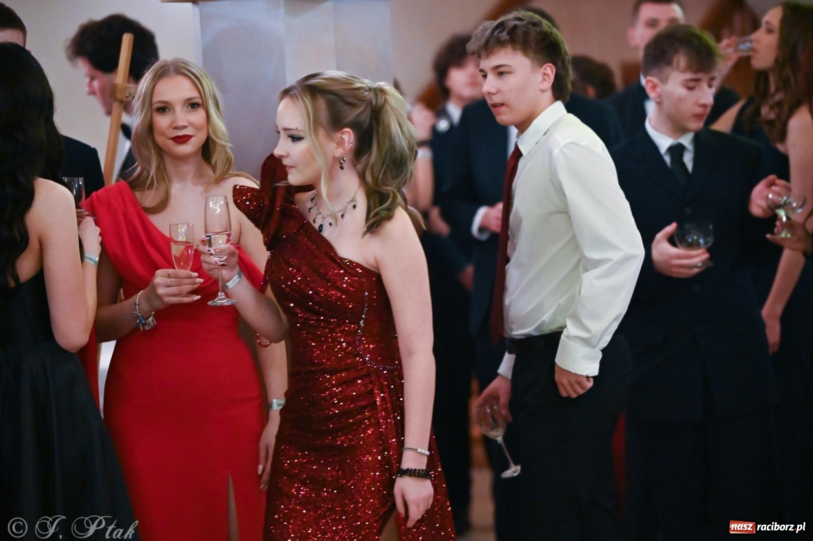 Zdjęcie w galerii na portalu naszraciborz.pl: Razem młodzi przyjaciele! Studniówka II LO z Raciborza [FOTO i WIDEO] wiadomości z regionu