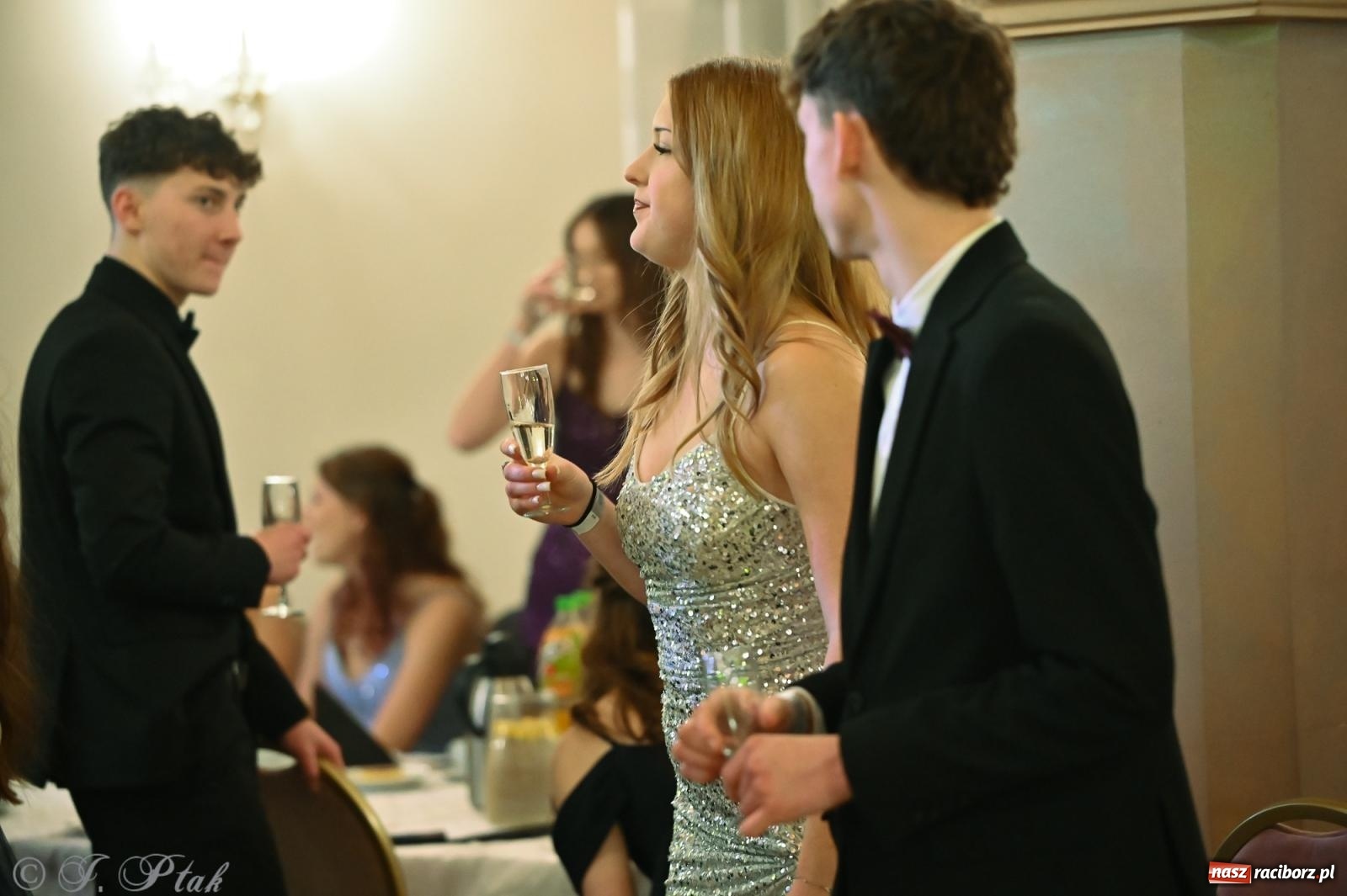 Zdjęcie w galerii na portalu naszraciborz.pl: Razem młodzi przyjaciele! Studniówka II LO z Raciborza [FOTO i WIDEO] wiadomości z regionu