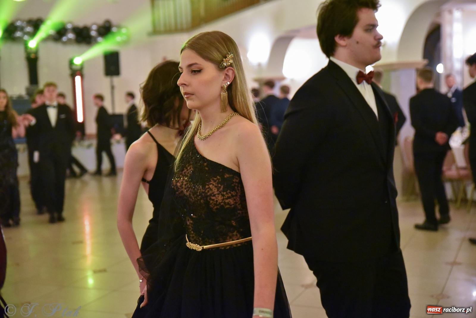 Zdjęcie w galerii na portalu naszraciborz.pl: Razem młodzi przyjaciele! Studniówka II LO z Raciborza [FOTO i WIDEO] wiadomości z regionu