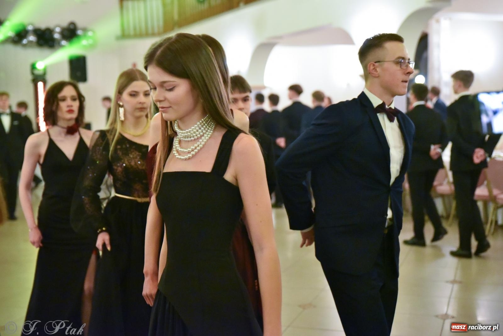 Zdjęcie w galerii na portalu naszraciborz.pl: Razem młodzi przyjaciele! Studniówka II LO z Raciborza [FOTO i WIDEO] wiadomości z regionu