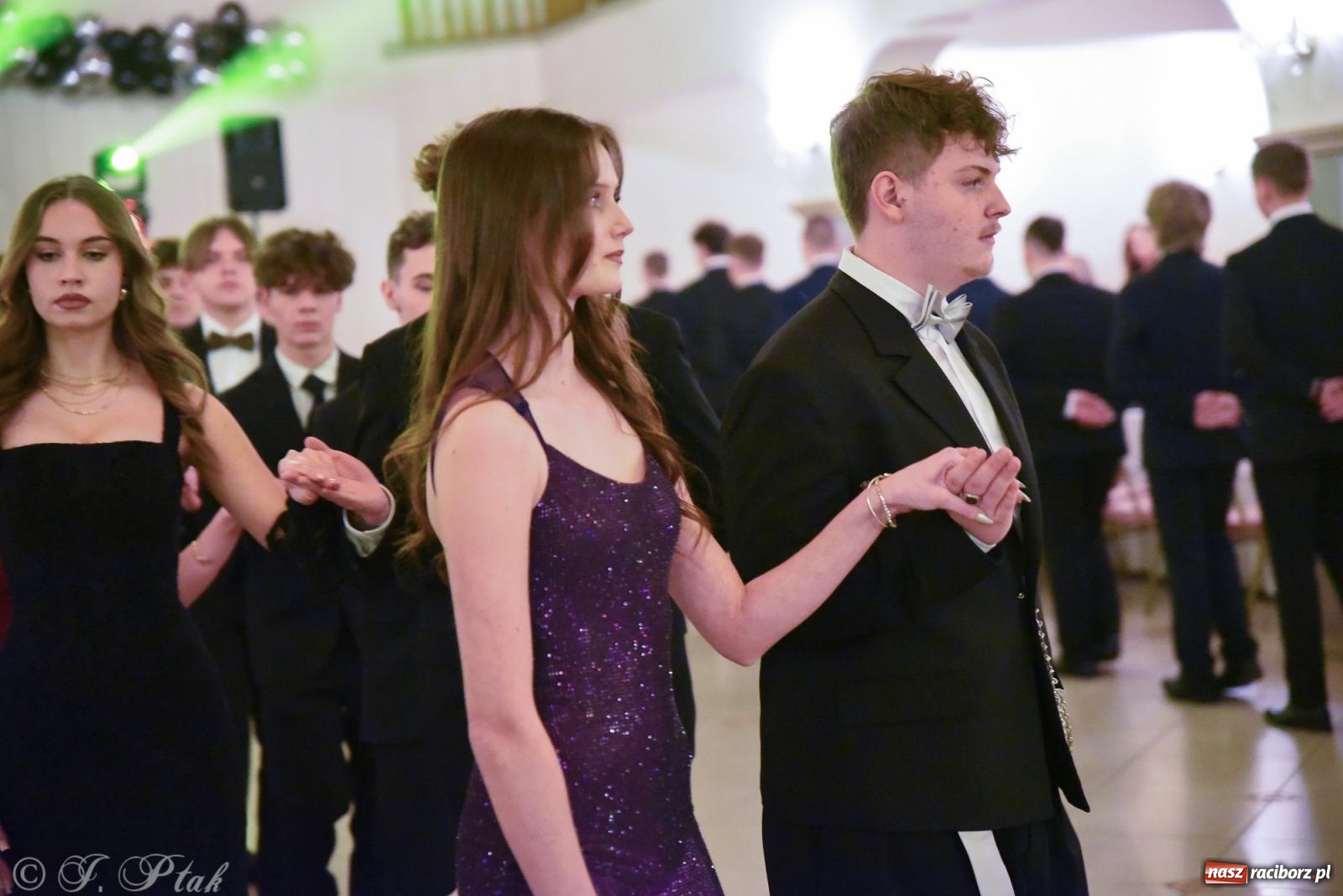 Zdjęcie w galerii na portalu naszraciborz.pl: Razem młodzi przyjaciele! Studniówka II LO z Raciborza [FOTO i WIDEO] wiadomości z regionu