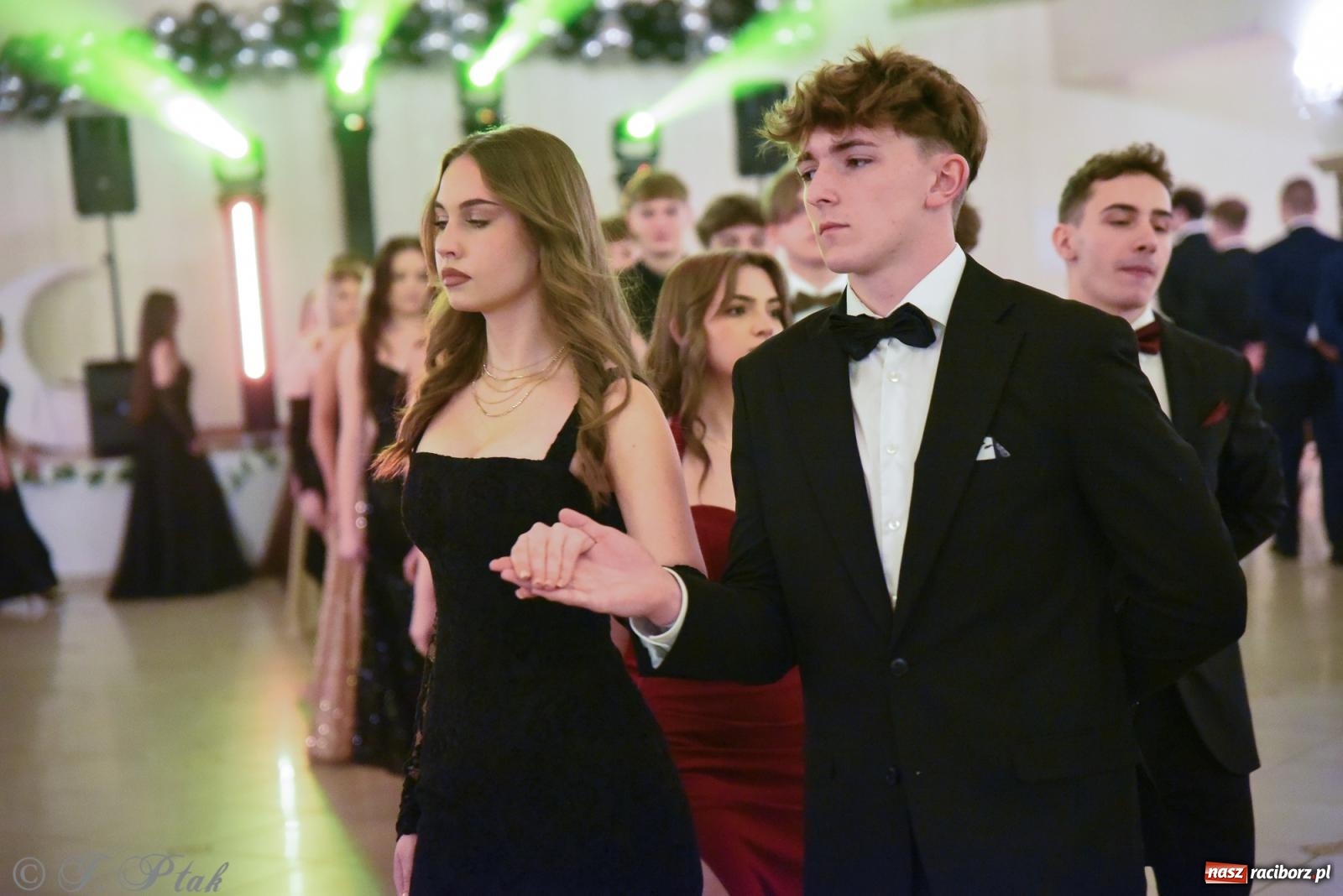 Zdjęcie w galerii na portalu naszraciborz.pl: Razem młodzi przyjaciele! Studniówka II LO z Raciborza [FOTO i WIDEO] wiadomości z regionu