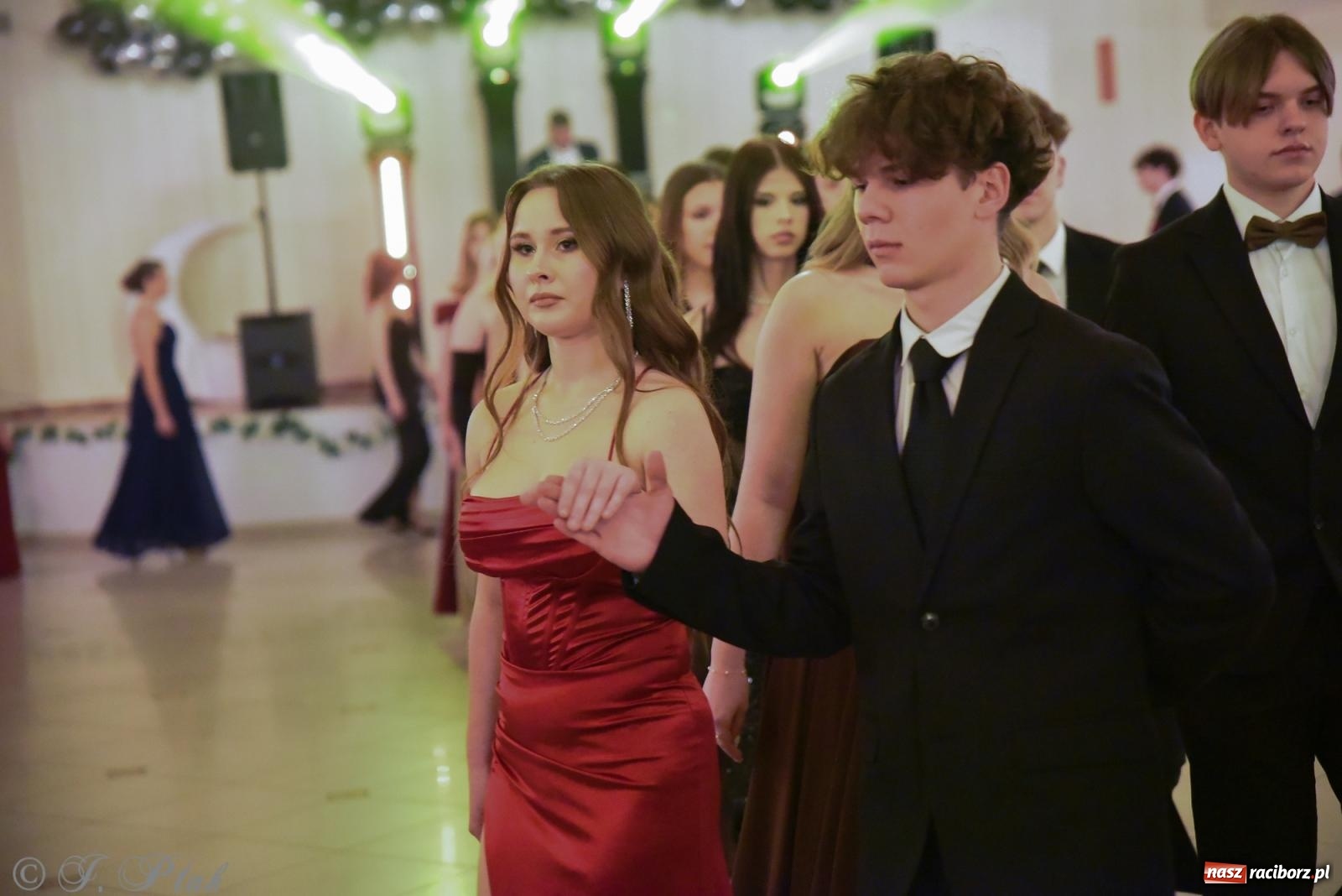 Zdjęcie w galerii na portalu naszraciborz.pl: Razem młodzi przyjaciele! Studniówka II LO z Raciborza [FOTO i WIDEO] wiadomości z regionu