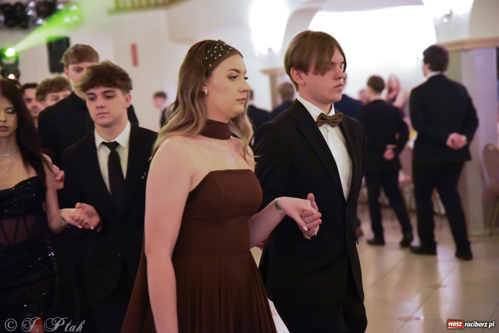 Zdjęcie w galerii na portalu naszraciborz.pl: Razem młodzi przyjaciele! Studniówka II LO z Raciborza [FOTO i WIDEO] wiadomości z regionu