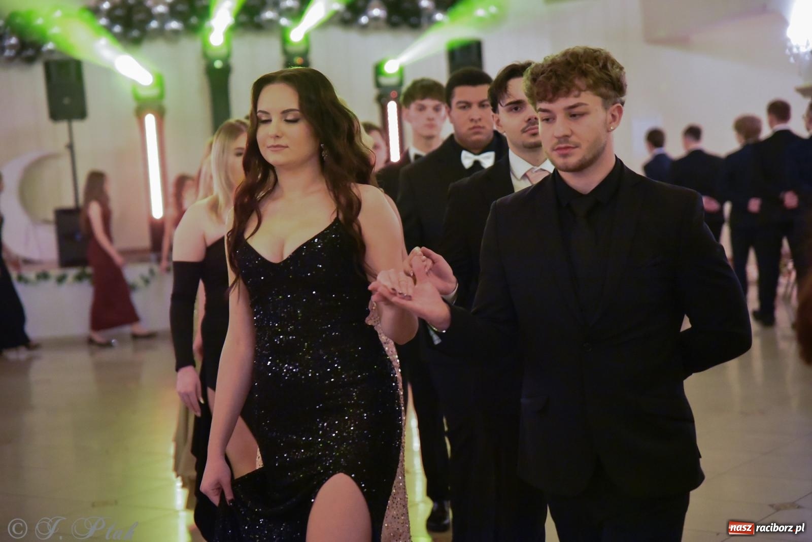 Zdjęcie w galerii na portalu naszraciborz.pl: Razem młodzi przyjaciele! Studniówka II LO z Raciborza [FOTO i WIDEO] wiadomości z regionu