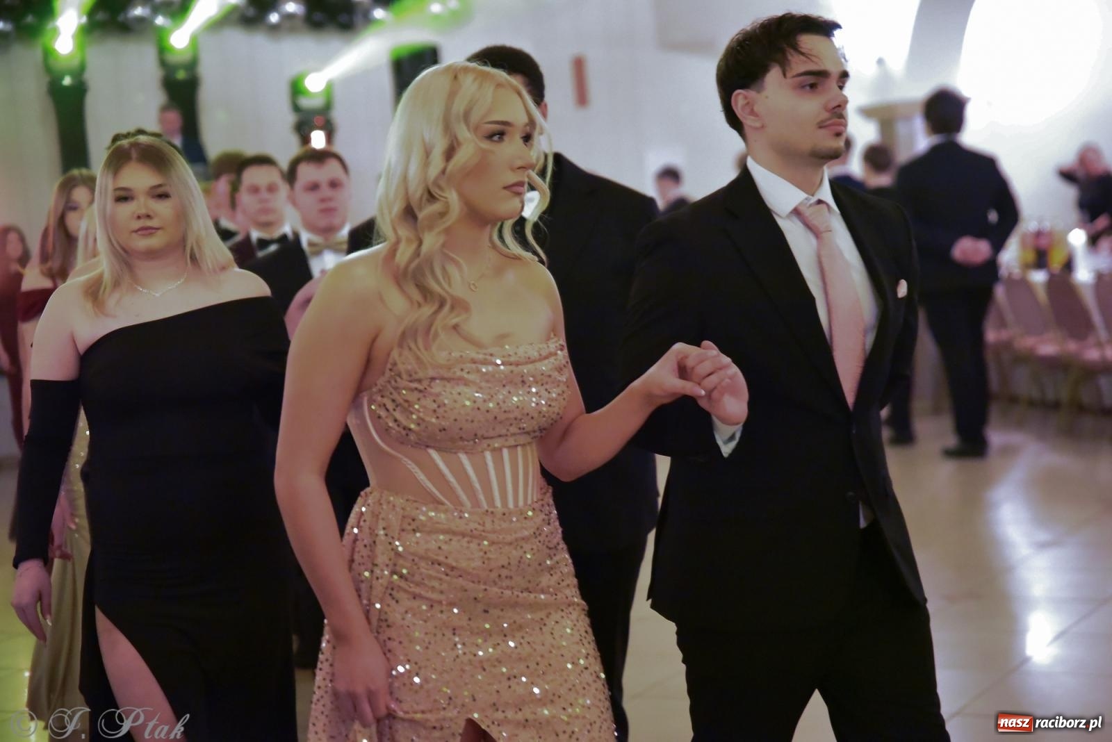 Zdjęcie w galerii na portalu naszraciborz.pl: Razem młodzi przyjaciele! Studniówka II LO z Raciborza [FOTO i WIDEO] wiadomości z regionu