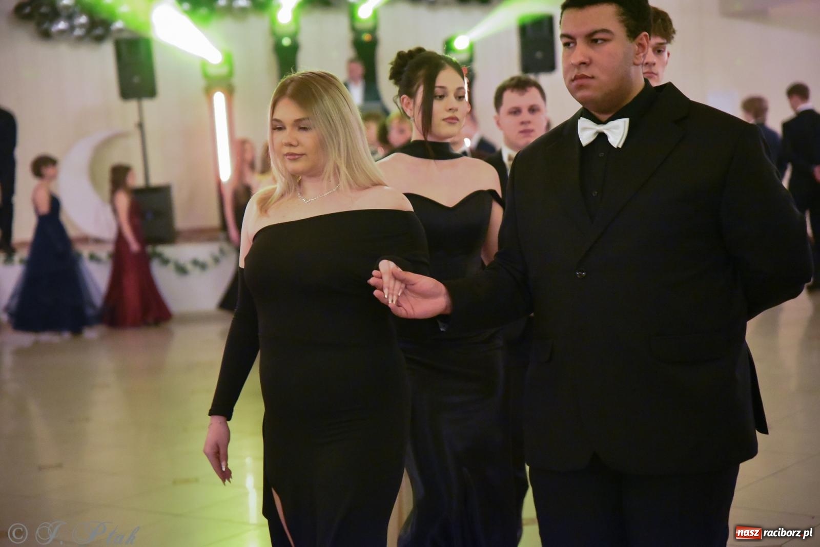 Zdjęcie w galerii na portalu naszraciborz.pl: Razem młodzi przyjaciele! Studniówka II LO z Raciborza [FOTO i WIDEO] wiadomości z regionu