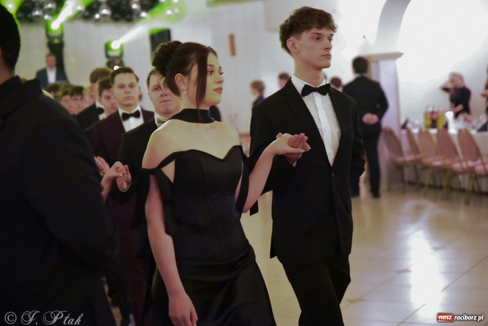 Zdjęcie w galerii na portalu naszraciborz.pl: Razem młodzi przyjaciele! Studniówka II LO z Raciborza [FOTO i WIDEO] wiadomości z regionu