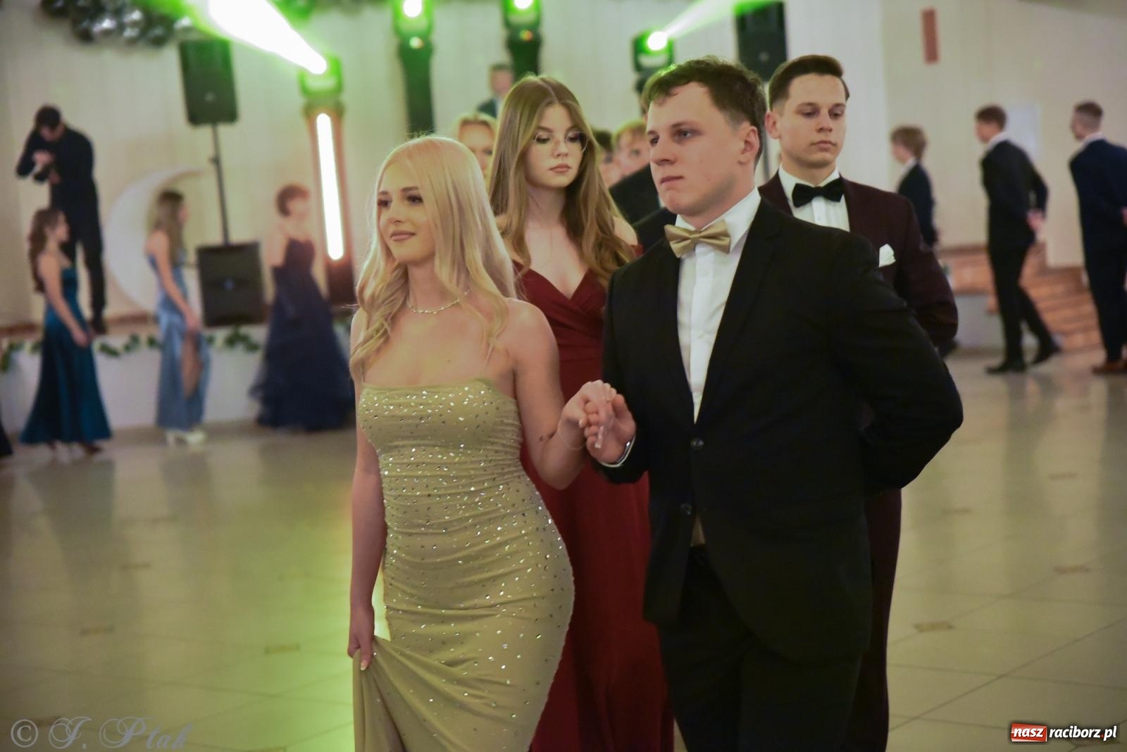 Zdjęcie w galerii na portalu naszraciborz.pl: Razem młodzi przyjaciele! Studniówka II LO z Raciborza [FOTO i WIDEO] wiadomości z regionu