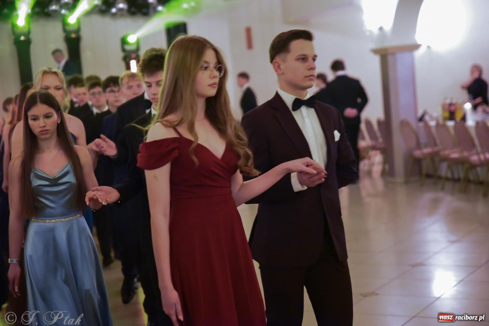 Zdjęcie w galerii na portalu naszraciborz.pl: Razem młodzi przyjaciele! Studniówka II LO z Raciborza [FOTO i WIDEO] wiadomości z regionu