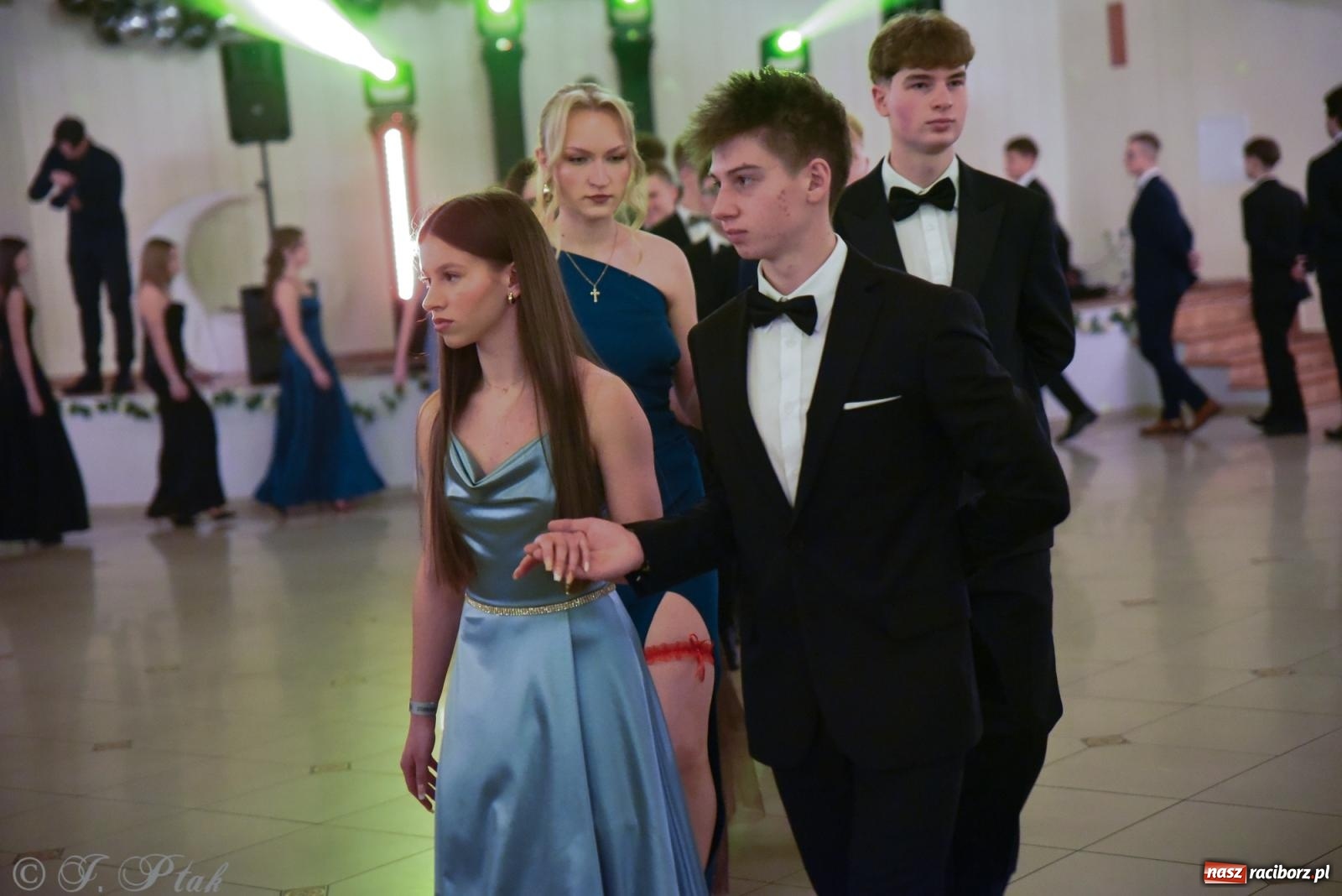 Zdjęcie w galerii na portalu naszraciborz.pl: Razem młodzi przyjaciele! Studniówka II LO z Raciborza [FOTO i WIDEO] wiadomości z regionu