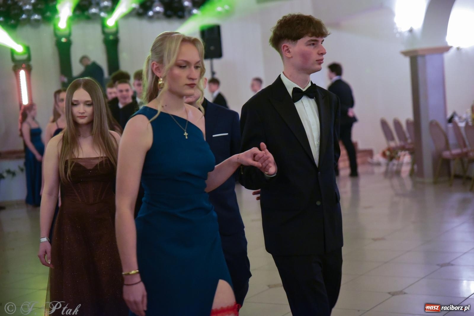 Zdjęcie w galerii na portalu naszraciborz.pl: Razem młodzi przyjaciele! Studniówka II LO z Raciborza [FOTO i WIDEO] wiadomości z regionu