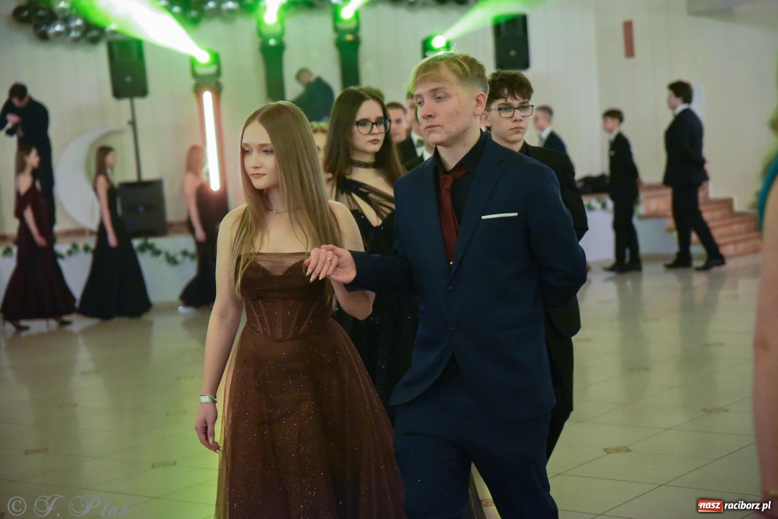 Zdjęcie w galerii na portalu naszraciborz.pl: Razem młodzi przyjaciele! Studniówka II LO z Raciborza [FOTO i WIDEO] wiadomości z regionu