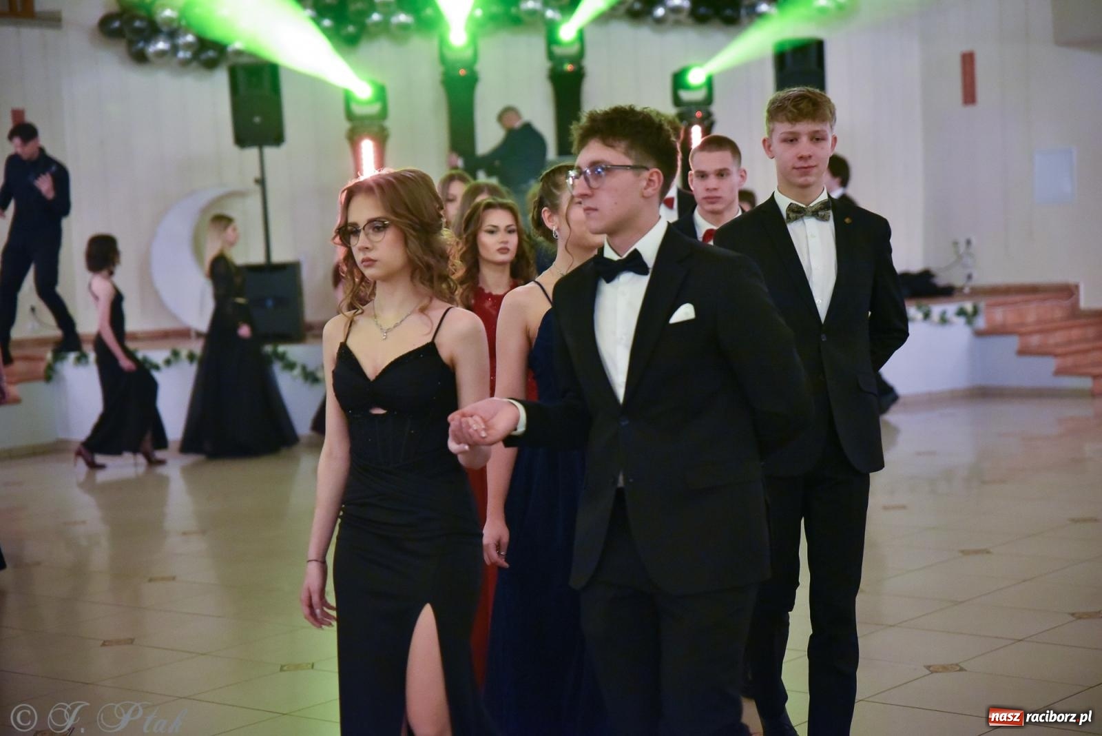 Zdjęcie w galerii na portalu naszraciborz.pl: Razem młodzi przyjaciele! Studniówka II LO z Raciborza [FOTO i WIDEO] wiadomości z regionu