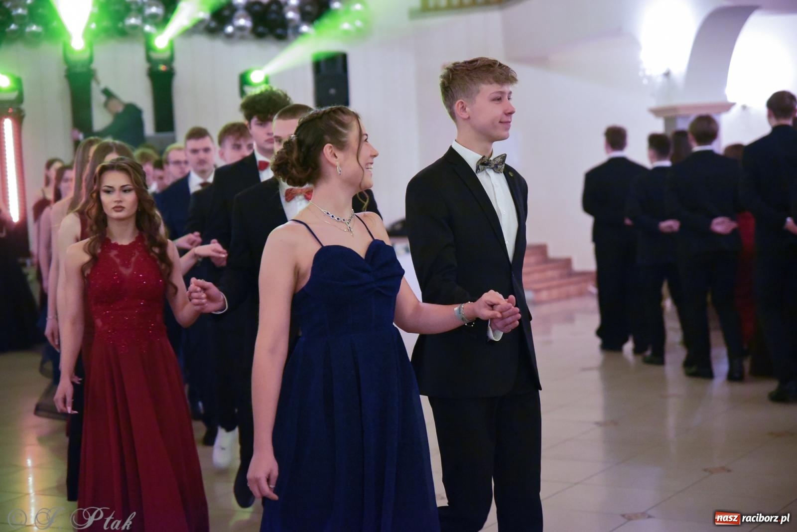 Zdjęcie w galerii na portalu naszraciborz.pl: Razem młodzi przyjaciele! Studniówka II LO z Raciborza [FOTO i WIDEO] wiadomości z regionu