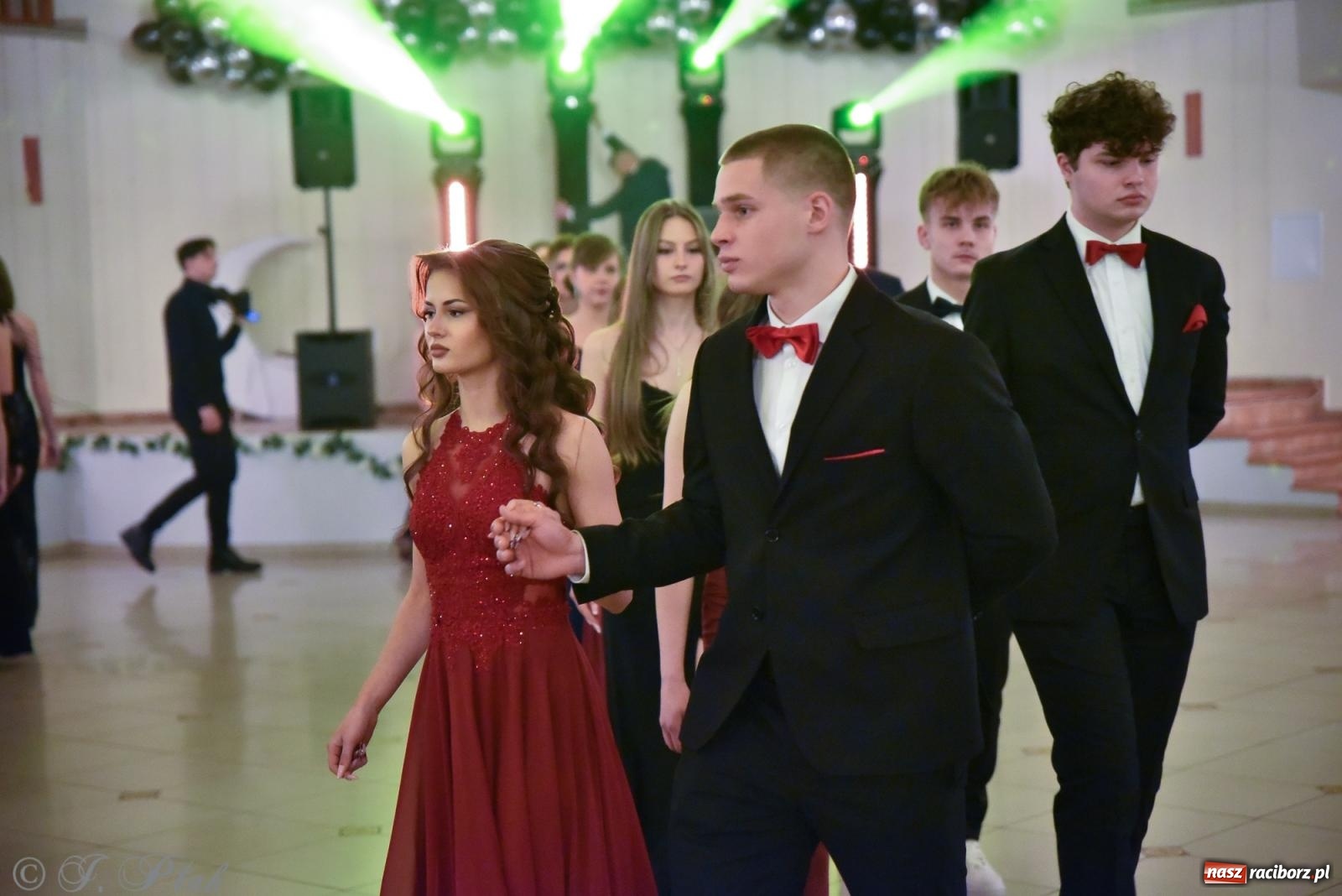 Zdjęcie w galerii na portalu naszraciborz.pl: Razem młodzi przyjaciele! Studniówka II LO z Raciborza [FOTO i WIDEO] wiadomości z regionu