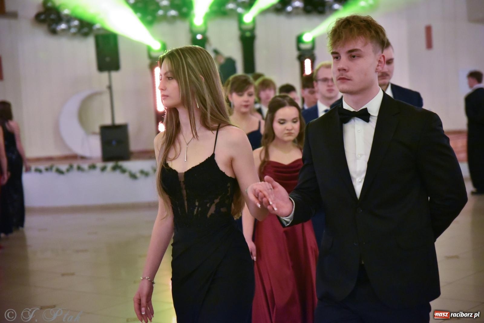 Zdjęcie w galerii na portalu naszraciborz.pl: Razem młodzi przyjaciele! Studniówka II LO z Raciborza [FOTO i WIDEO] wiadomości z regionu