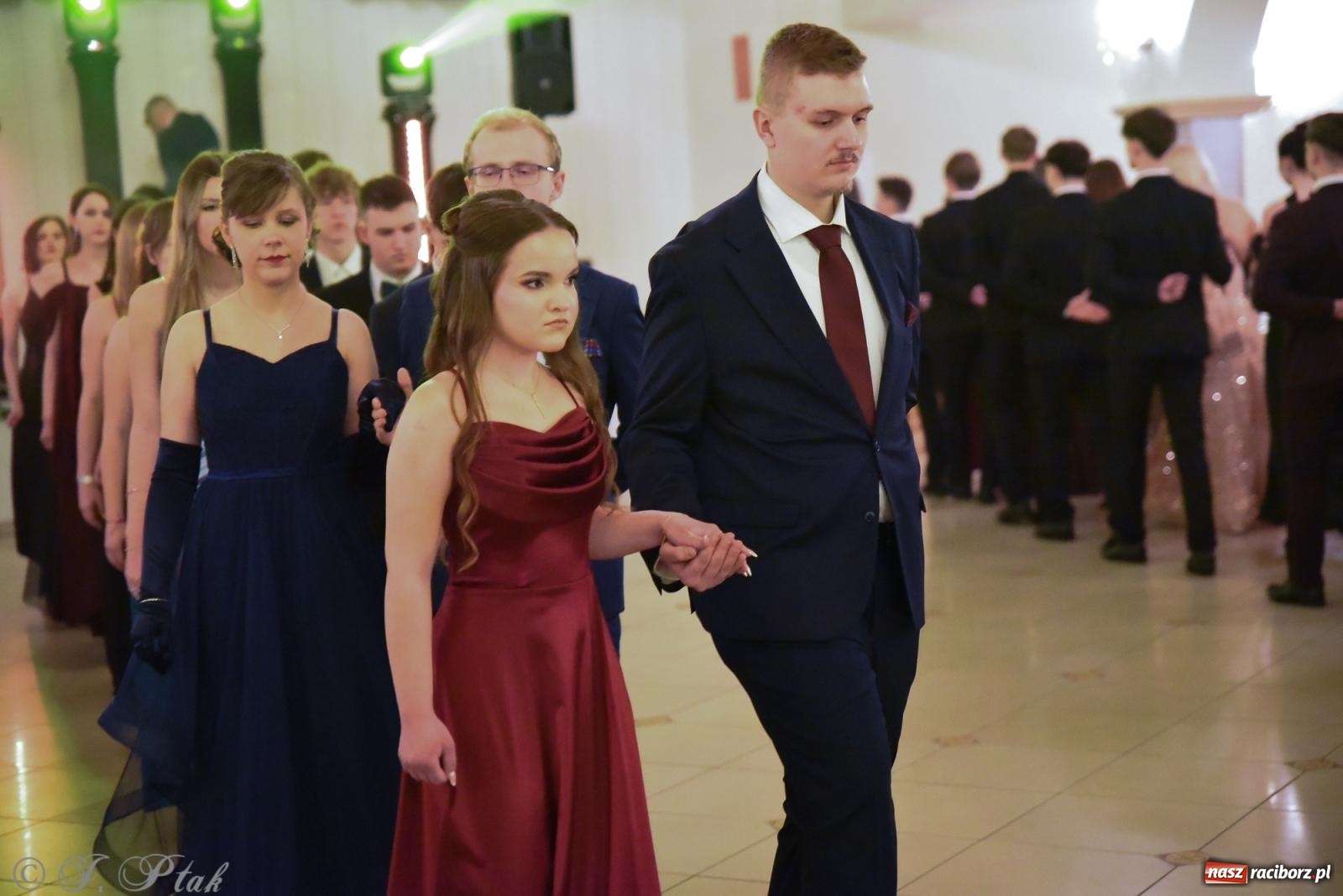 Zdjęcie w galerii na portalu naszraciborz.pl: Razem młodzi przyjaciele! Studniówka II LO z Raciborza [FOTO i WIDEO] wiadomości z regionu