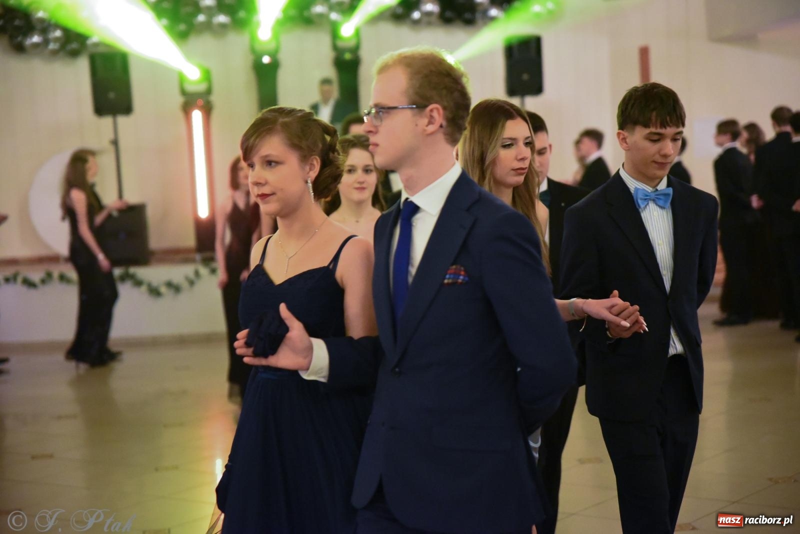 Zdjęcie w galerii na portalu naszraciborz.pl: Razem młodzi przyjaciele! Studniówka II LO z Raciborza [FOTO i WIDEO] wiadomości z regionu