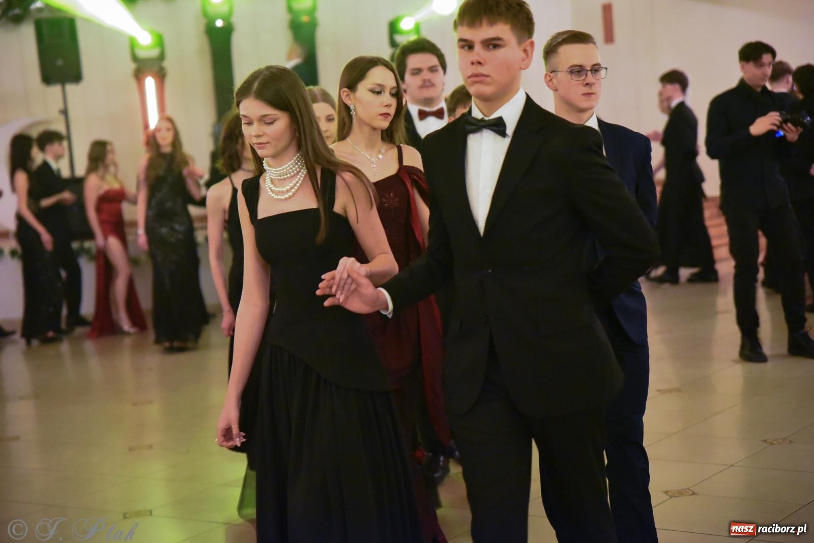 Zdjęcie w galerii na portalu naszraciborz.pl: Razem młodzi przyjaciele! Studniówka II LO z Raciborza [FOTO i WIDEO] wiadomości z regionu