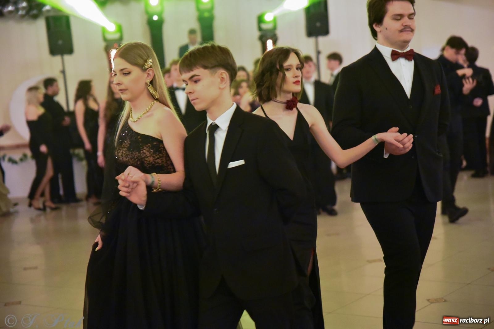 Zdjęcie w galerii na portalu naszraciborz.pl: Razem młodzi przyjaciele! Studniówka II LO z Raciborza [FOTO i WIDEO] wiadomości z regionu