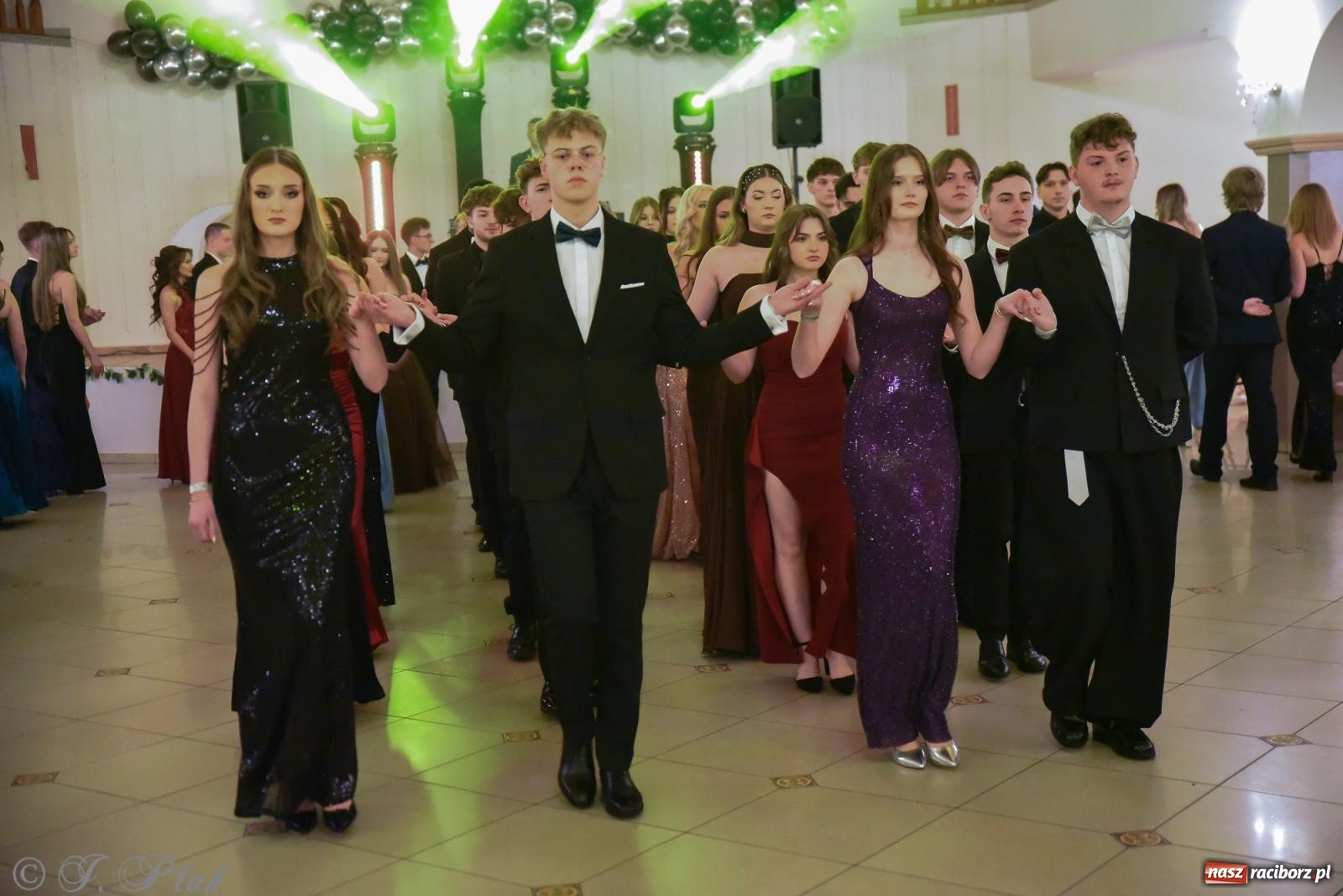 Zdjęcie w galerii na portalu naszraciborz.pl: Razem młodzi przyjaciele! Studniówka II LO z Raciborza [FOTO i WIDEO] wiadomości z regionu