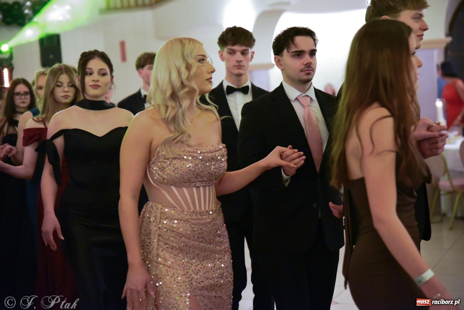 Zdjęcie w galerii na portalu naszraciborz.pl: Razem młodzi przyjaciele! Studniówka II LO z Raciborza [FOTO i WIDEO] wiadomości z regionu