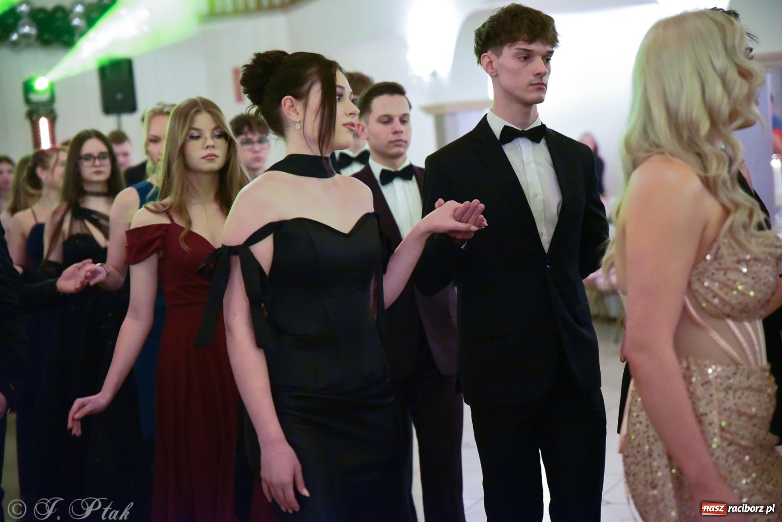 Zdjęcie w galerii na portalu naszraciborz.pl: Razem młodzi przyjaciele! Studniówka II LO z Raciborza [FOTO i WIDEO] wiadomości z regionu