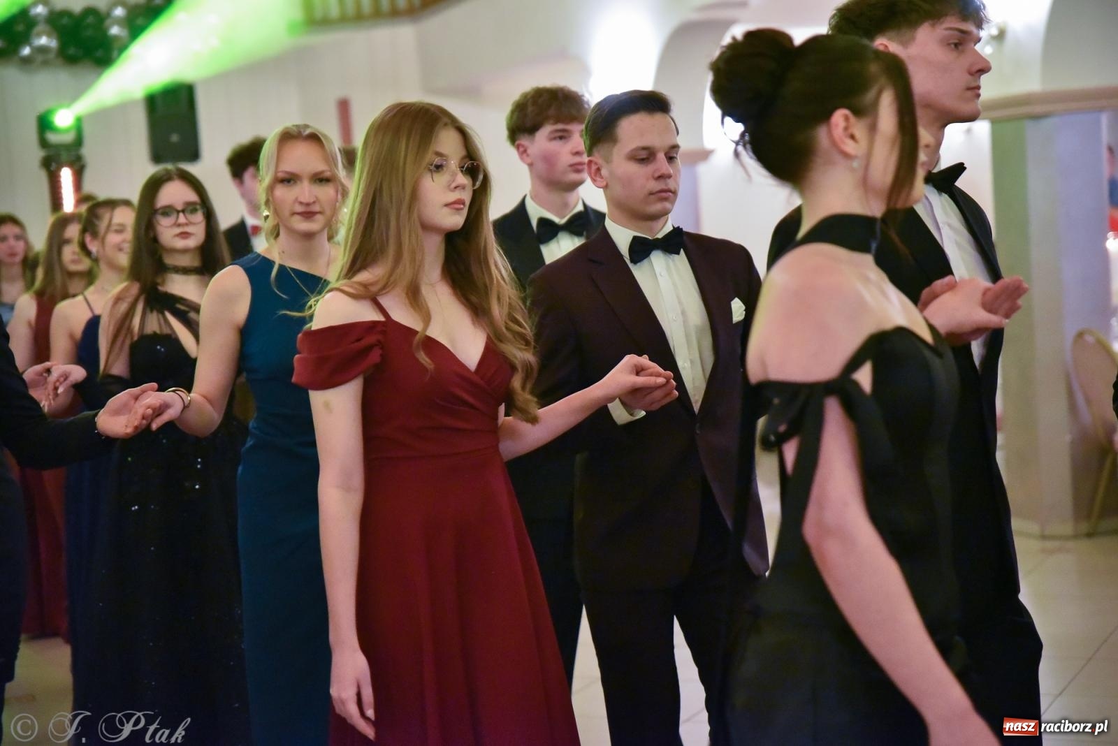 Zdjęcie w galerii na portalu naszraciborz.pl: Razem młodzi przyjaciele! Studniówka II LO z Raciborza [FOTO i WIDEO] wiadomości z regionu