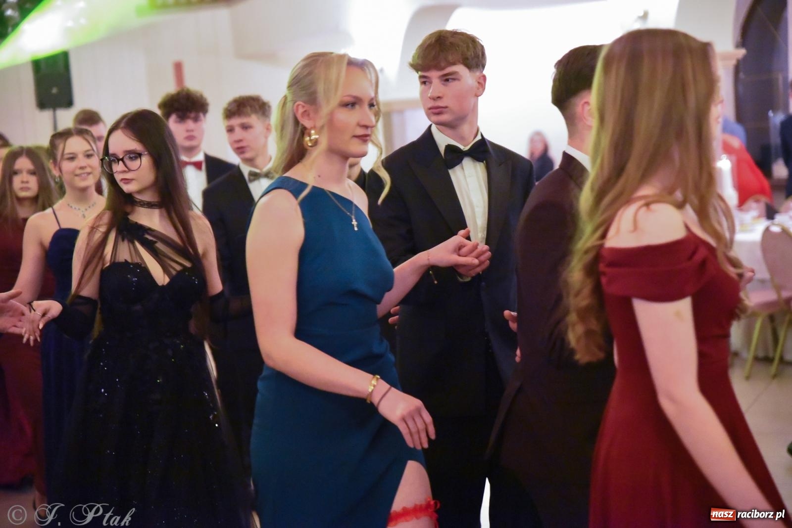 Zdjęcie w galerii na portalu naszraciborz.pl: Razem młodzi przyjaciele! Studniówka II LO z Raciborza [FOTO i WIDEO] wiadomości z regionu