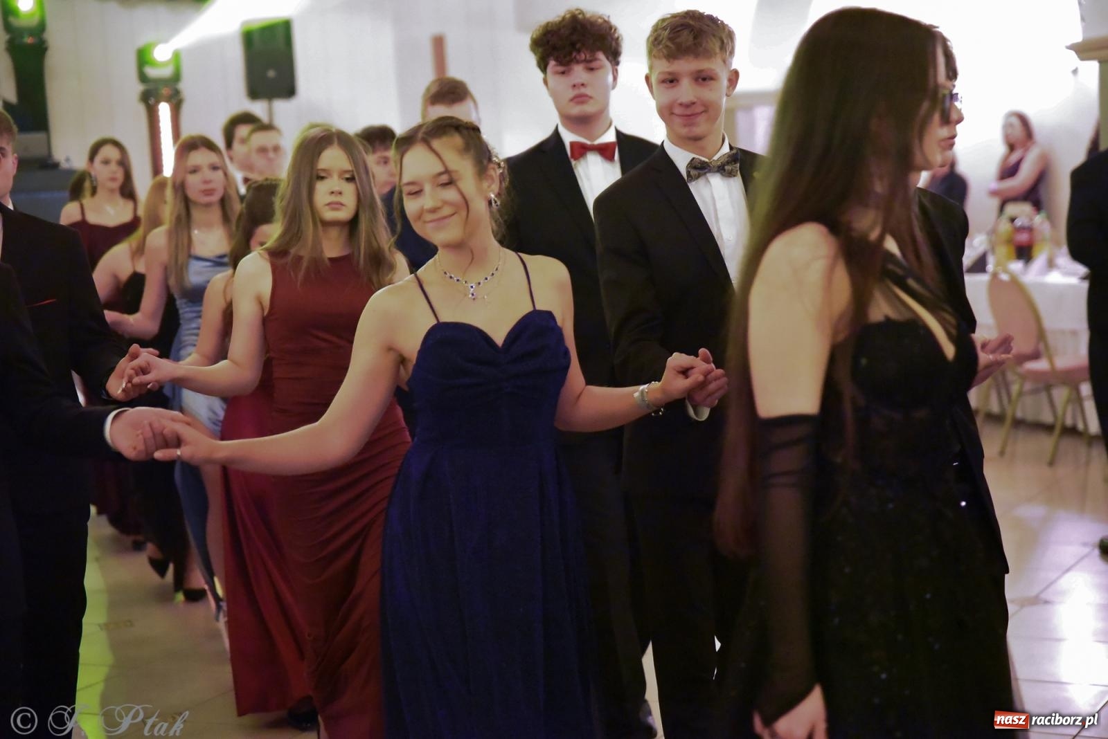 Zdjęcie w galerii na portalu naszraciborz.pl: Razem młodzi przyjaciele! Studniówka II LO z Raciborza [FOTO i WIDEO] wiadomości z regionu