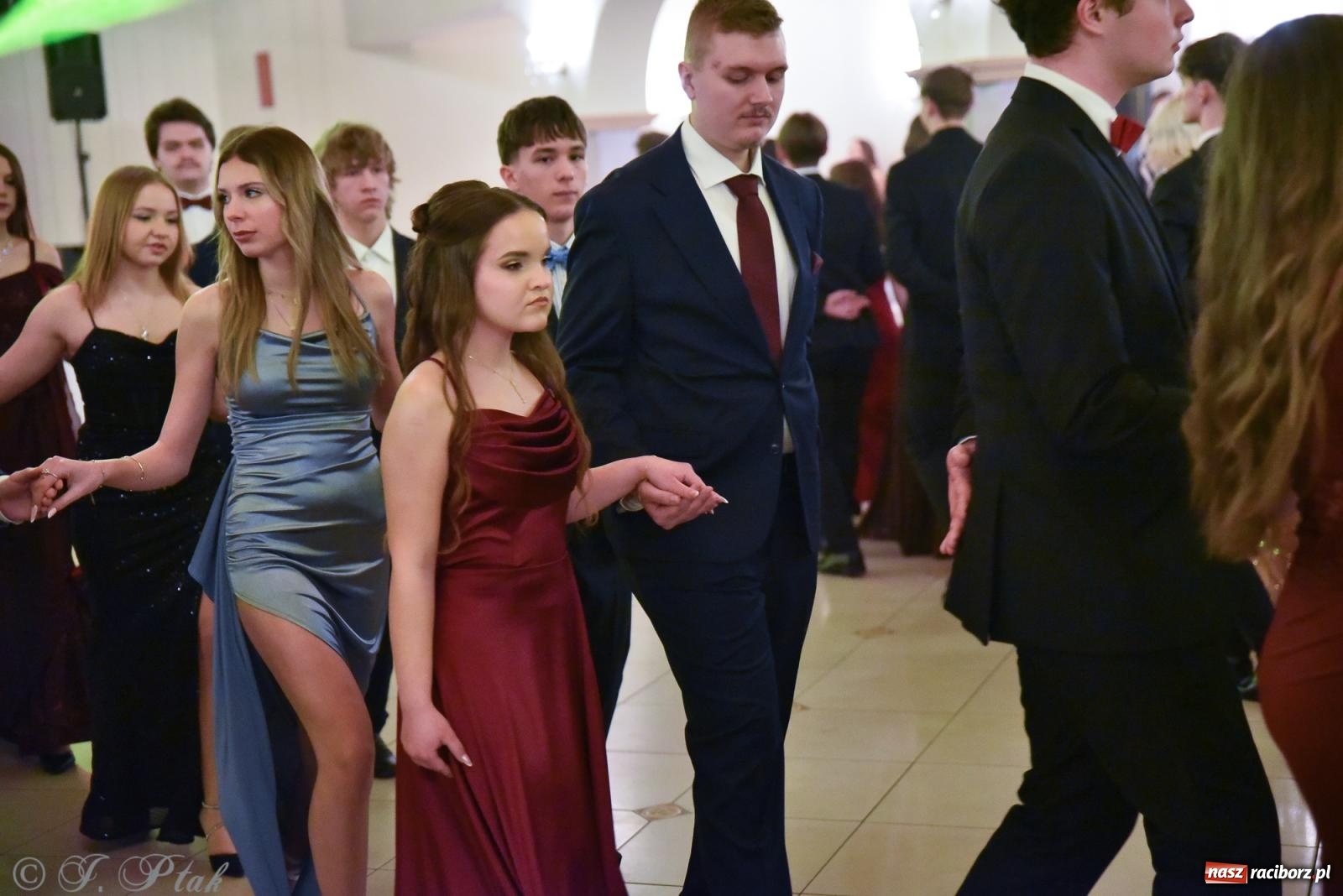 Zdjęcie w galerii na portalu naszraciborz.pl: Razem młodzi przyjaciele! Studniówka II LO z Raciborza [FOTO i WIDEO] wiadomości z regionu