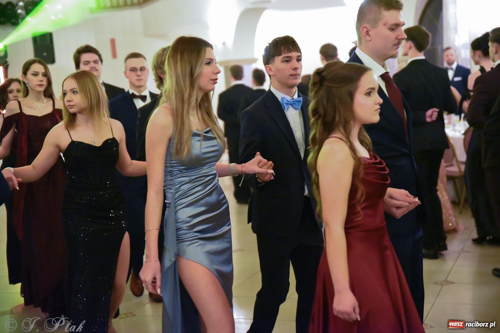 Zdjęcie w galerii na portalu naszraciborz.pl: Razem młodzi przyjaciele! Studniówka II LO z Raciborza [FOTO i WIDEO] wiadomości z regionu