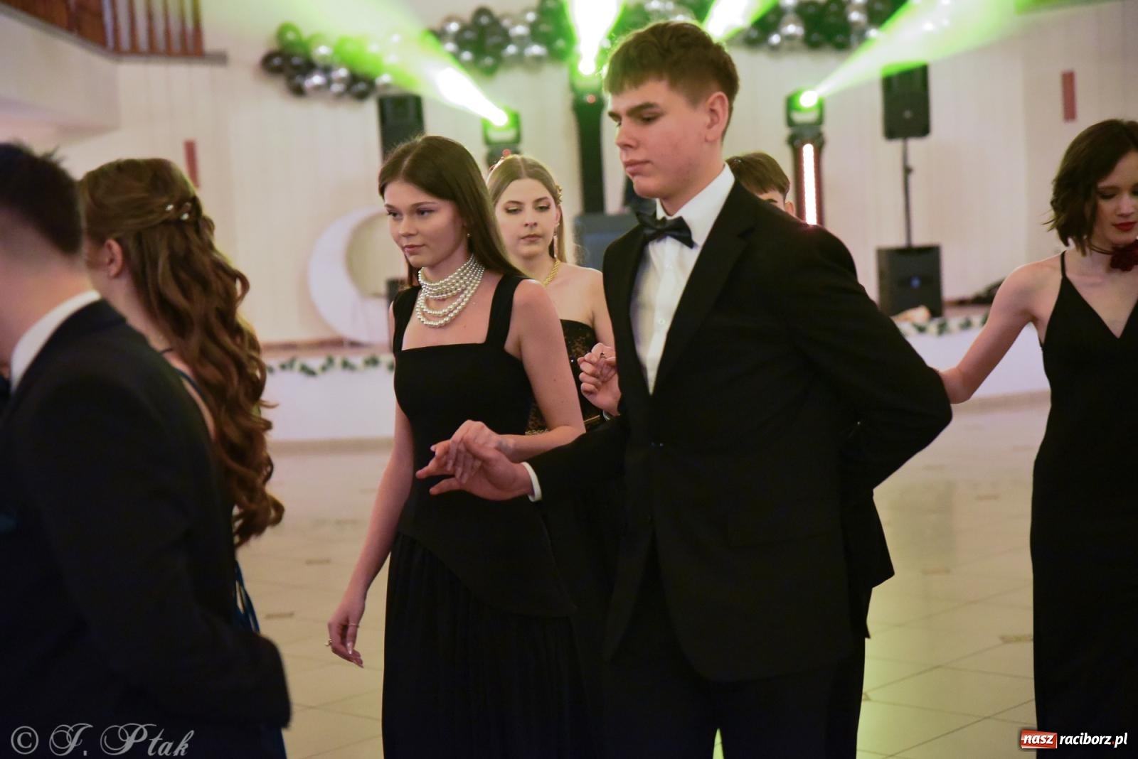 Zdjęcie w galerii na portalu naszraciborz.pl: Razem młodzi przyjaciele! Studniówka II LO z Raciborza [FOTO i WIDEO] wiadomości z regionu