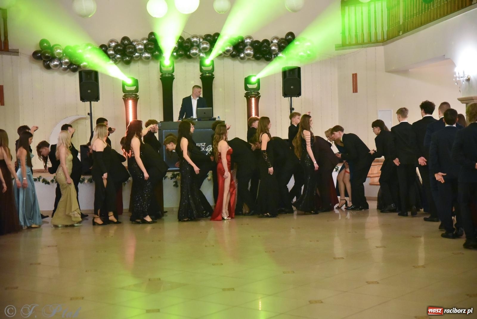 Zdjęcie w galerii na portalu naszraciborz.pl: Razem młodzi przyjaciele! Studniówka II LO z Raciborza [FOTO i WIDEO] wiadomości z regionu