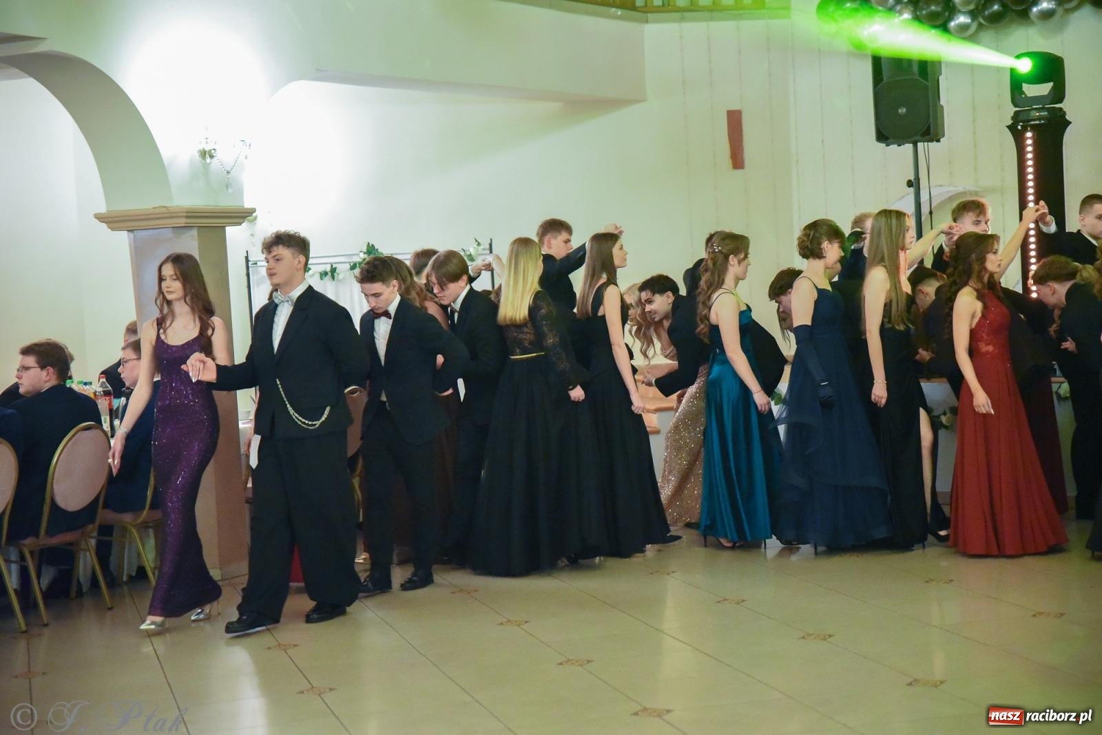 Zdjęcie w galerii na portalu naszraciborz.pl: Razem młodzi przyjaciele! Studniówka II LO z Raciborza [FOTO i WIDEO] wiadomości z regionu